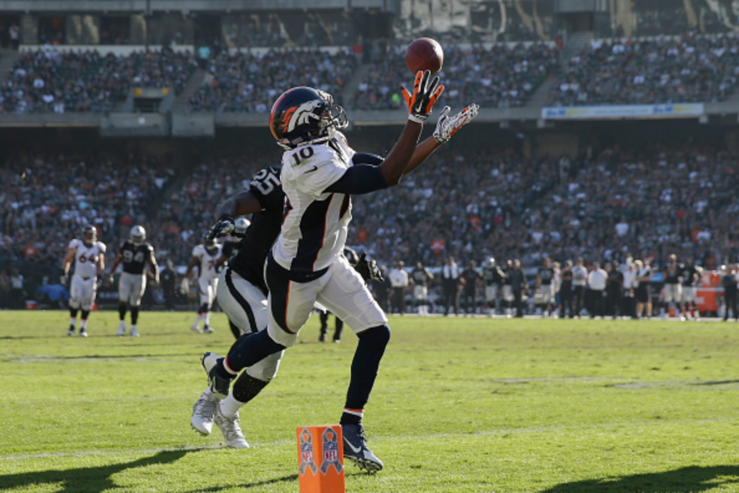 OAKLAND, CA - NOVEMBER 09: Emmanuel Sanders #10 of the Denver Broncos scores a touchdown at the end of the first half against the Oakland Raiders at O.co Coliseum on November 9, 2014 in Oakland, California.  (Photo by Ezra Shaw/Getty Images)