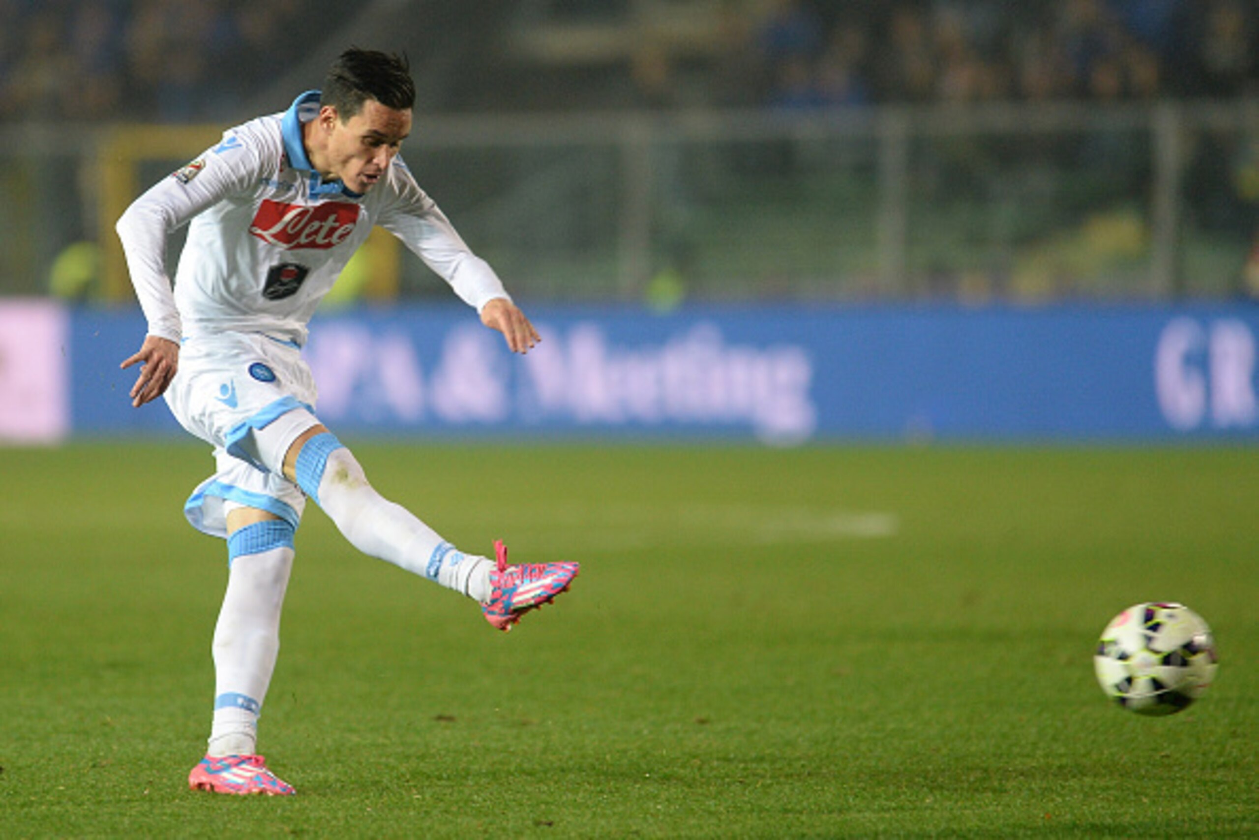 BERGAMO, ITALY - OCTOBER 29:  Jose' Maria Callejon of SSC Napoli  kicks the ball during the Serie A match between Atalanta BC and SSC Napoli at Stadio Atleti Azzurri d'Italia on October 29, 2014 in Bergamo, Italy.  (Photo by Dino Panato/Getty Images)