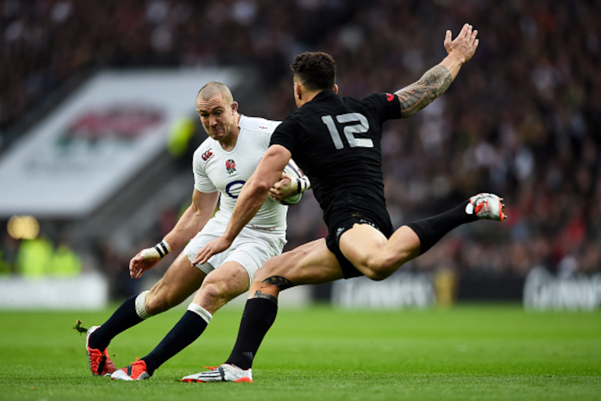 LONDON, ENGLAND - NOVEMBER 08: Mike Brown of England is tackled by Sonny Bill Williams of New Zealand during the QBE International match between England and New Zealand at Twickenham Stadium on November 8, 2014 in London, England. (Photo by Laurence Gri LONDON, ENGLAND - NOVEMBER 08: Mike Brown of England is tackled by Sonny Bill Williams of New Zealand during the QBE International match between England and New Zealand at Twickenham Stadium on November 8, 2014 in London, England. (Photo by Laurence Gri