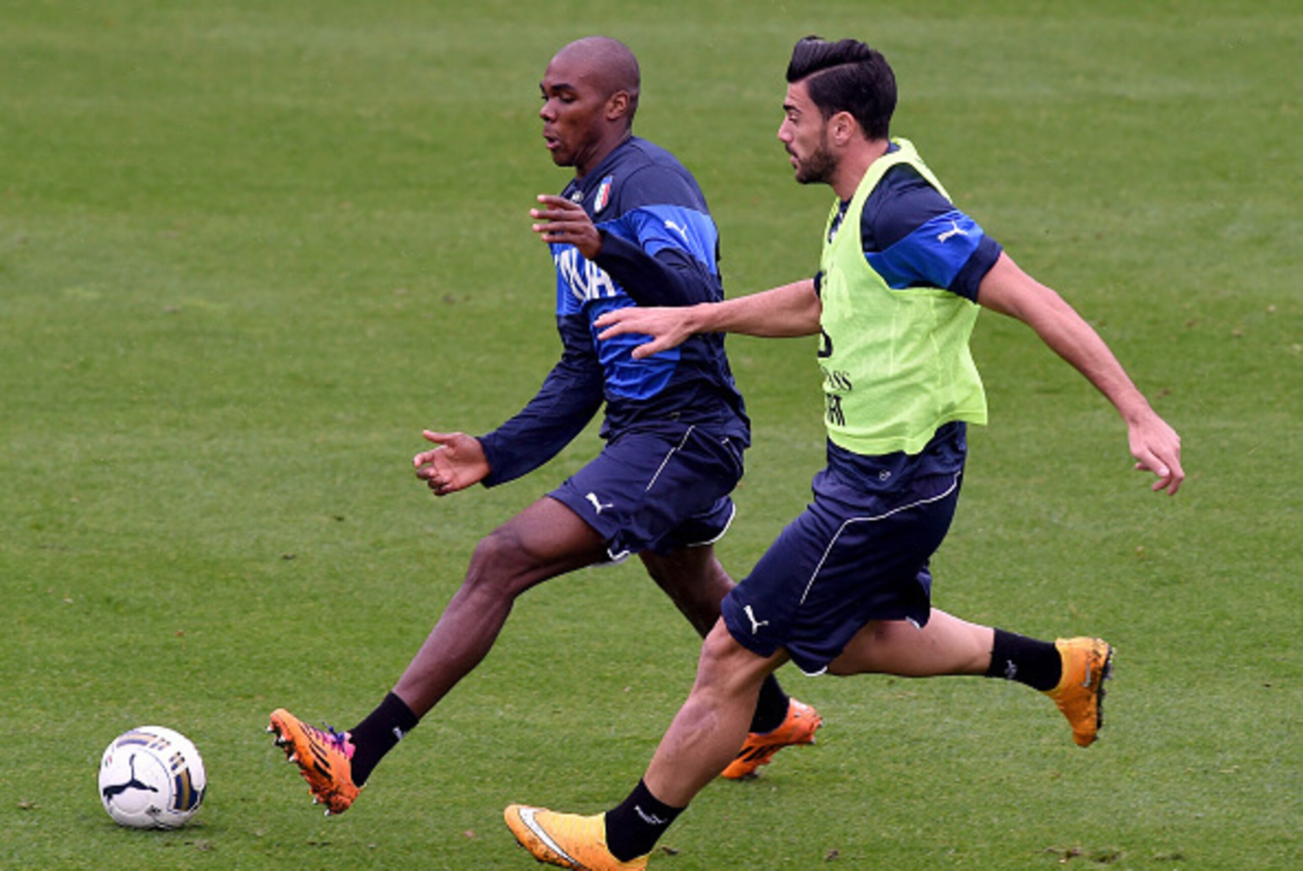 FLORENCE, ITALY - NOVEMBER 12:  Angelo Ogbonna (L) and Graziano Pelle compete for the ball during Italy Training Session at Coverciano on November 12, 2014 in Florence, Italy.  (Photo by Claudio Villa/Getty Images)
