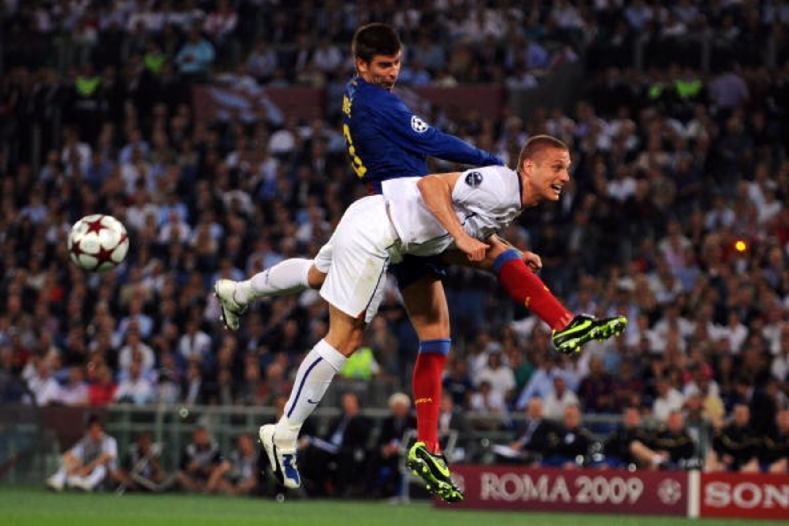 ROME - MAY 27: Gerard Pique of Barcelona battles for the ball with Nemanja Vidic of Manchester United during the UEFA Champions League Final match between Barcelona and Manchester United at the Stadio Olimpico on May 27, 2009 in Rome, Italy.  (Photo by Sh
