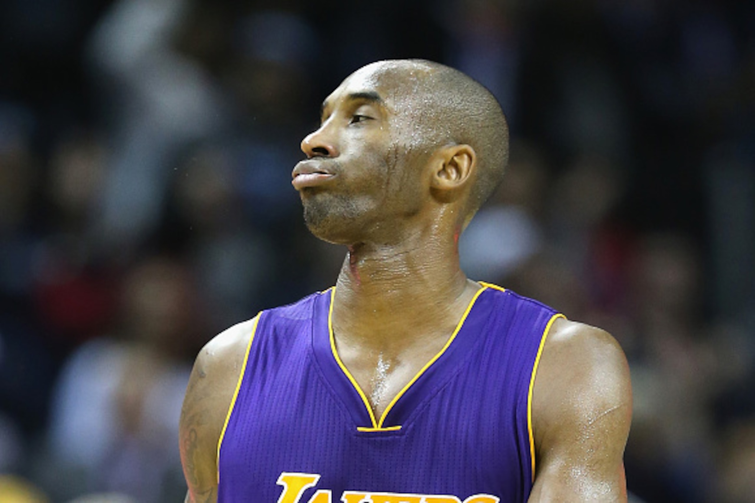 MEMPHIS, TN - NOVEMBER 11:  Kobe Bryant #24 of the Los Angeles Lakes waalks off of the court after the 107-102 loss to the Memphis Grizzlies at FedExForum on November 11, 2014 in Memphis, Tennessee.  (Photo by Andy Lyons/Getty Images)