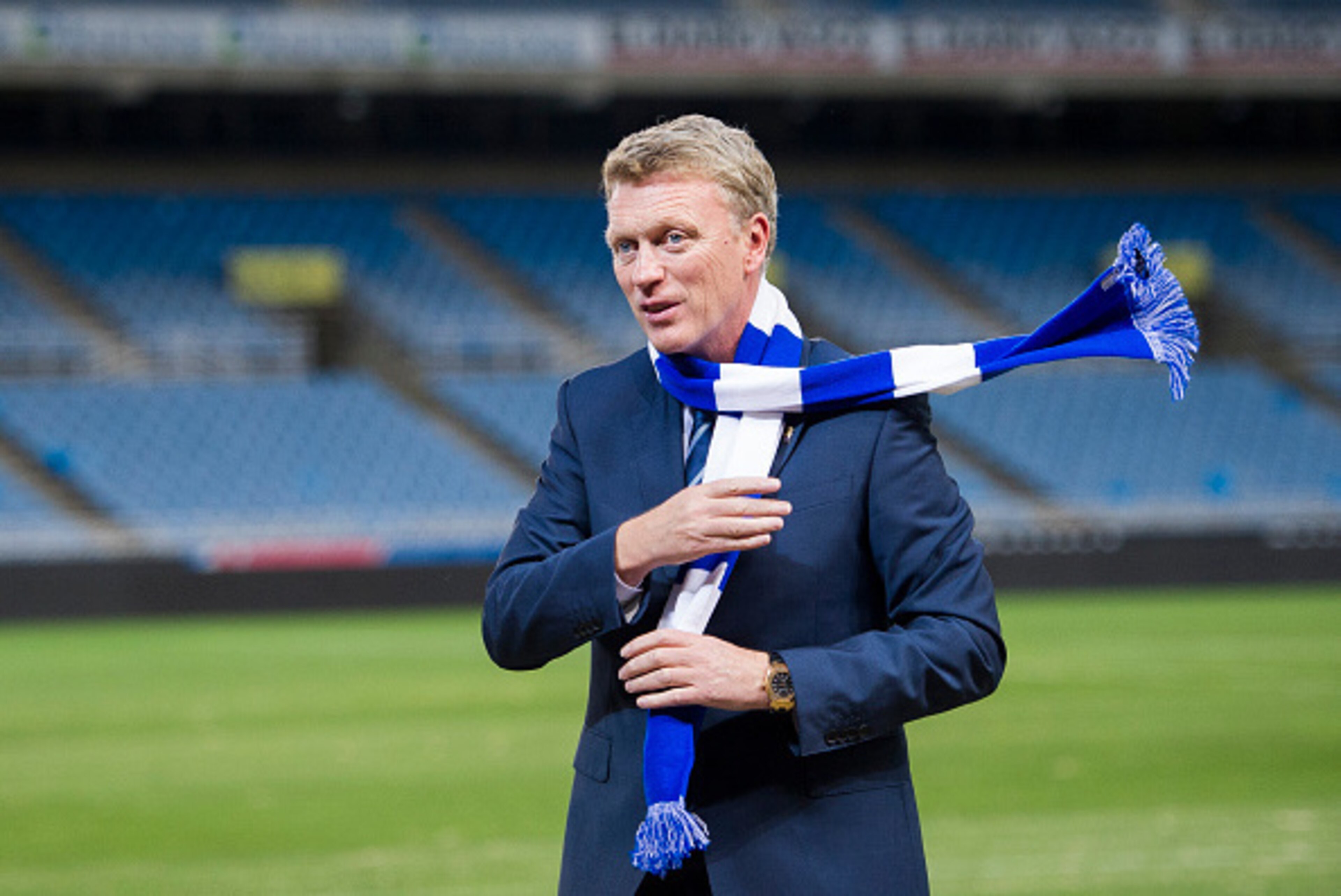 SAN SEBASTIAN, SPAIN - NOVEMBER 13:  David Moyes poses with a scarf during  presented as Real Sociedad's new head coach at Estadio Anoeta on November 13, 2014 in San Sebastian, Spain.  (Photo by Juan Manuel Serrano Arce/Getty Images)