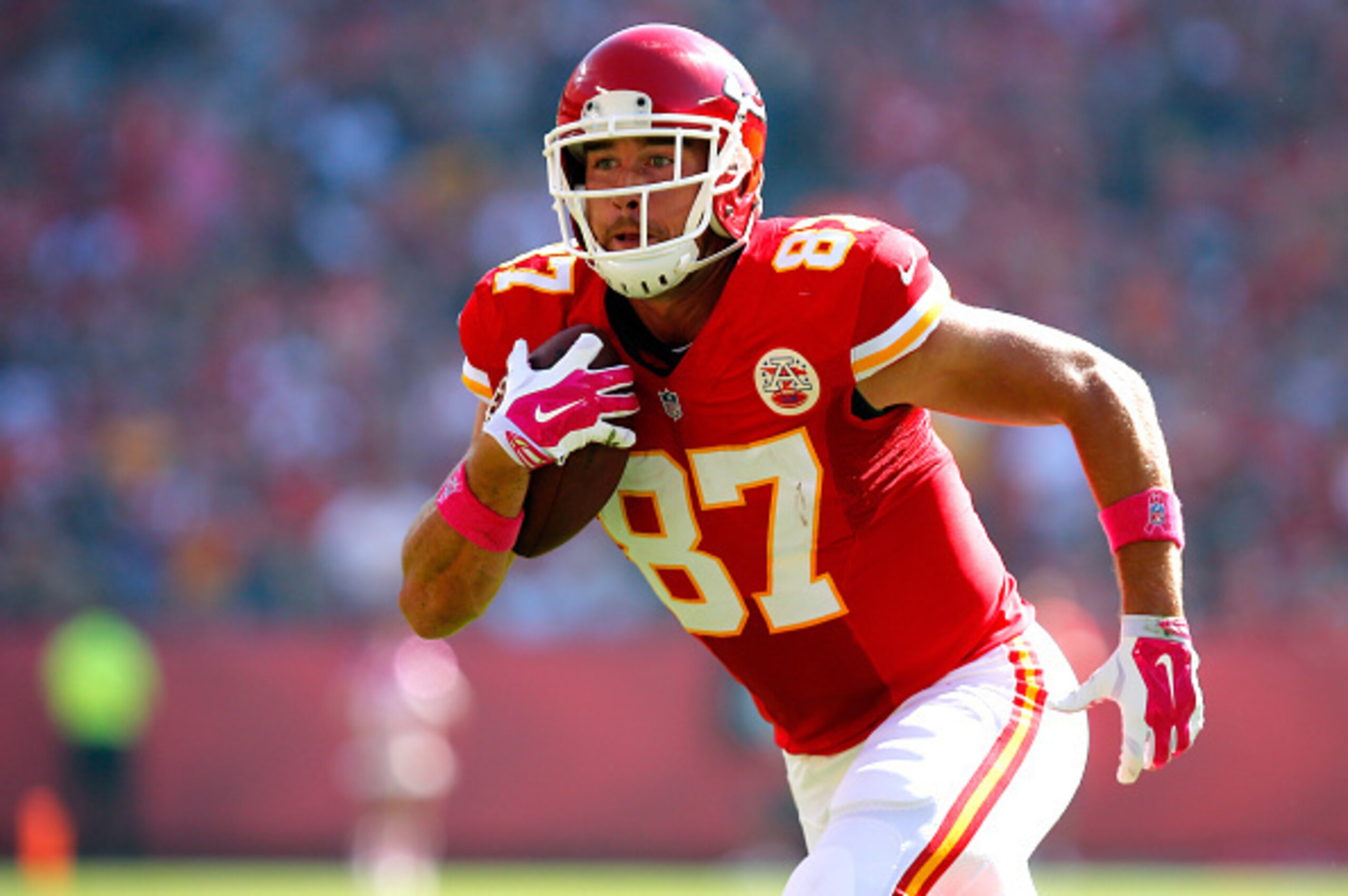 KANSAS CITY, MO - OCTOBER 26:   Travis Kelce #87 of the Kansas City Chiefs runs the ball against the St. Louis Rams during the first half at Arrowhead Stadium on October 26, 2014 in Kansas City, Missouri.  (Photo by Kyle Rivas/Getty Images)