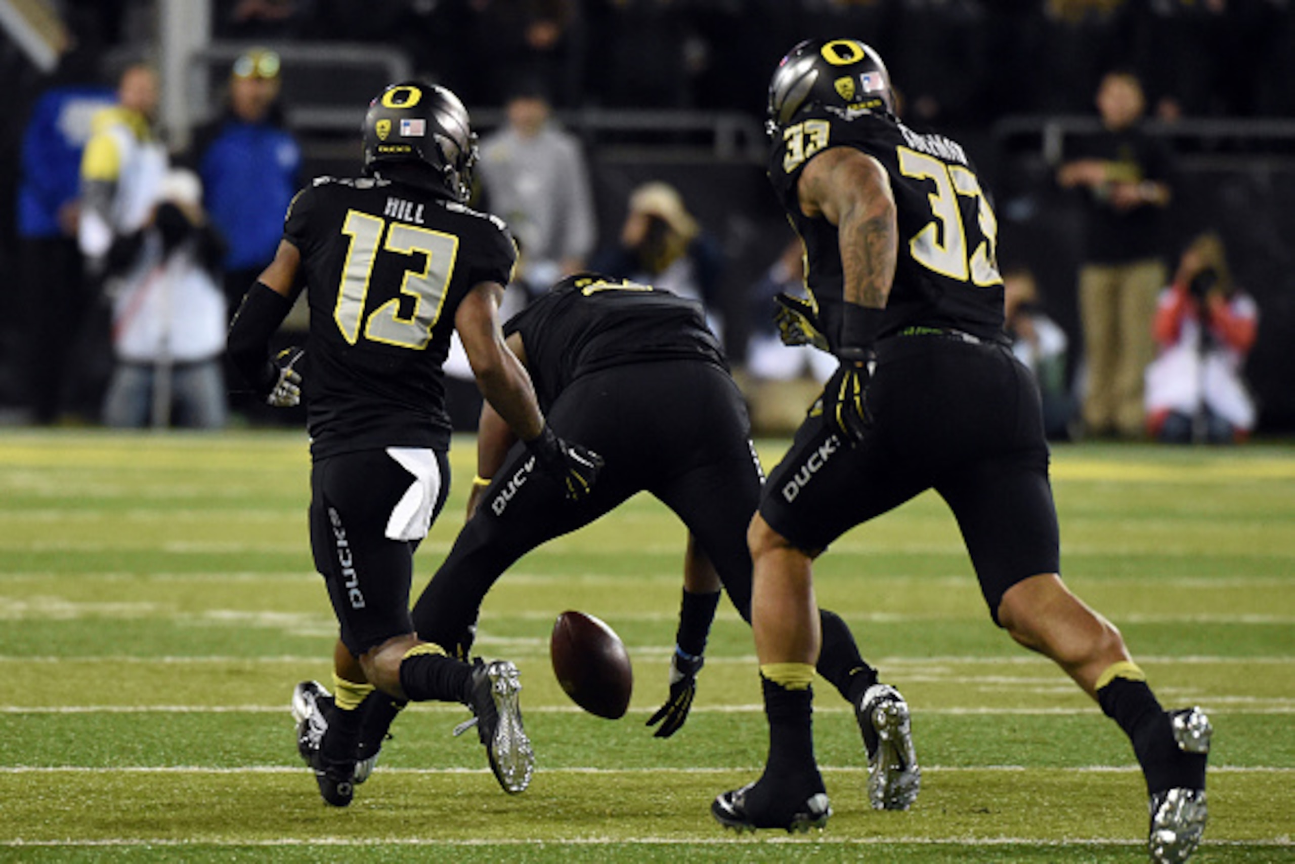EUGENE, OR - NOVEMBER 1: Linebacker Tony Washington #91 of the Oregon Ducks scoops up the fumble of quarterback Kevin Hogan #8 of the Stanford Cardinal during the third quarter of the game against the Stanford Cardinal at Autzen Stadium on November 1, 201