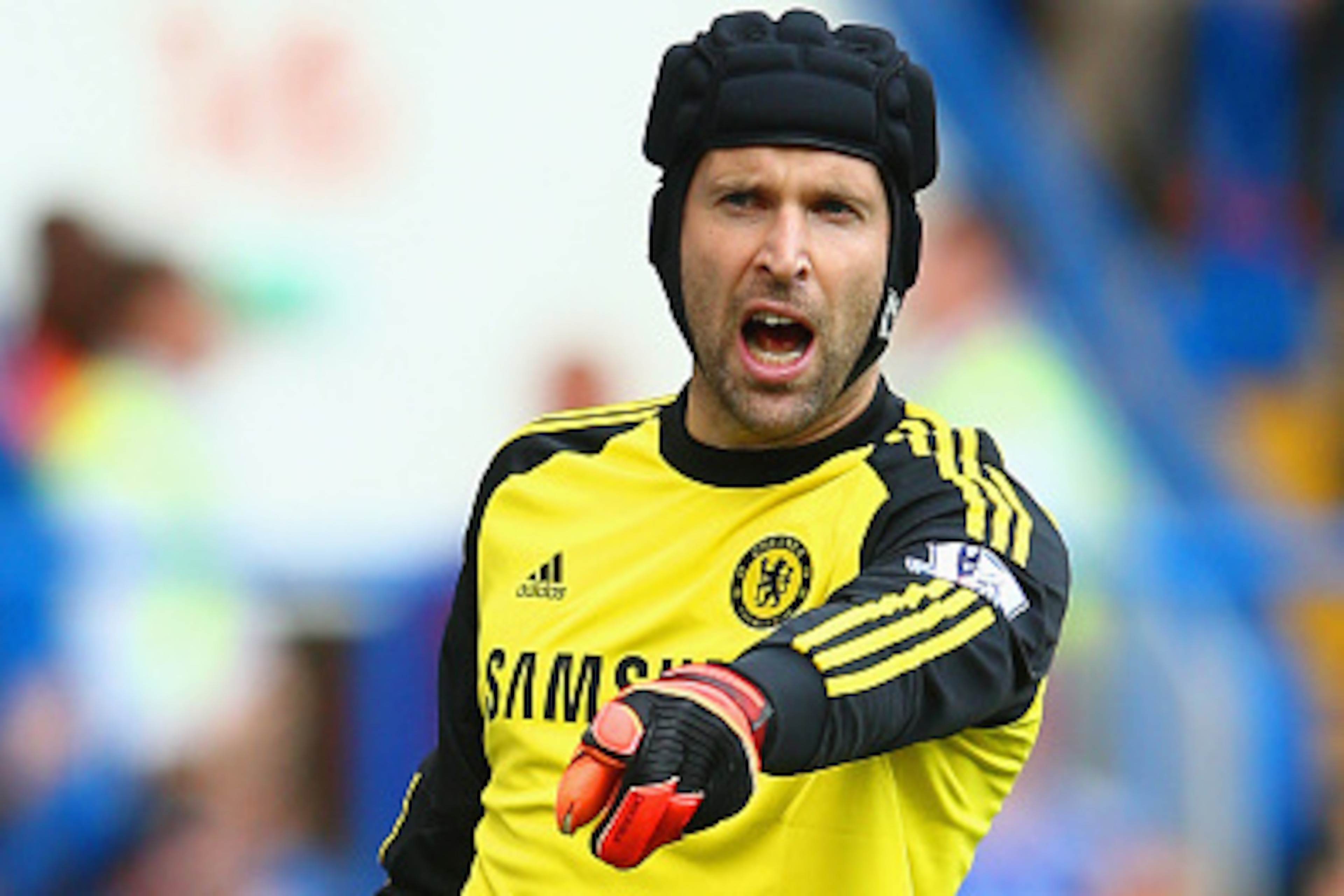 LONDON, ENGLAND - OCTOBER 05: Petr Cech of Chelsea in action during the Barclays Premier League match between Chelsea and Arsenal at Stamford Bridge on October 4, 2014 in London, England.  (Photo by Paul Gilham/Getty Images)