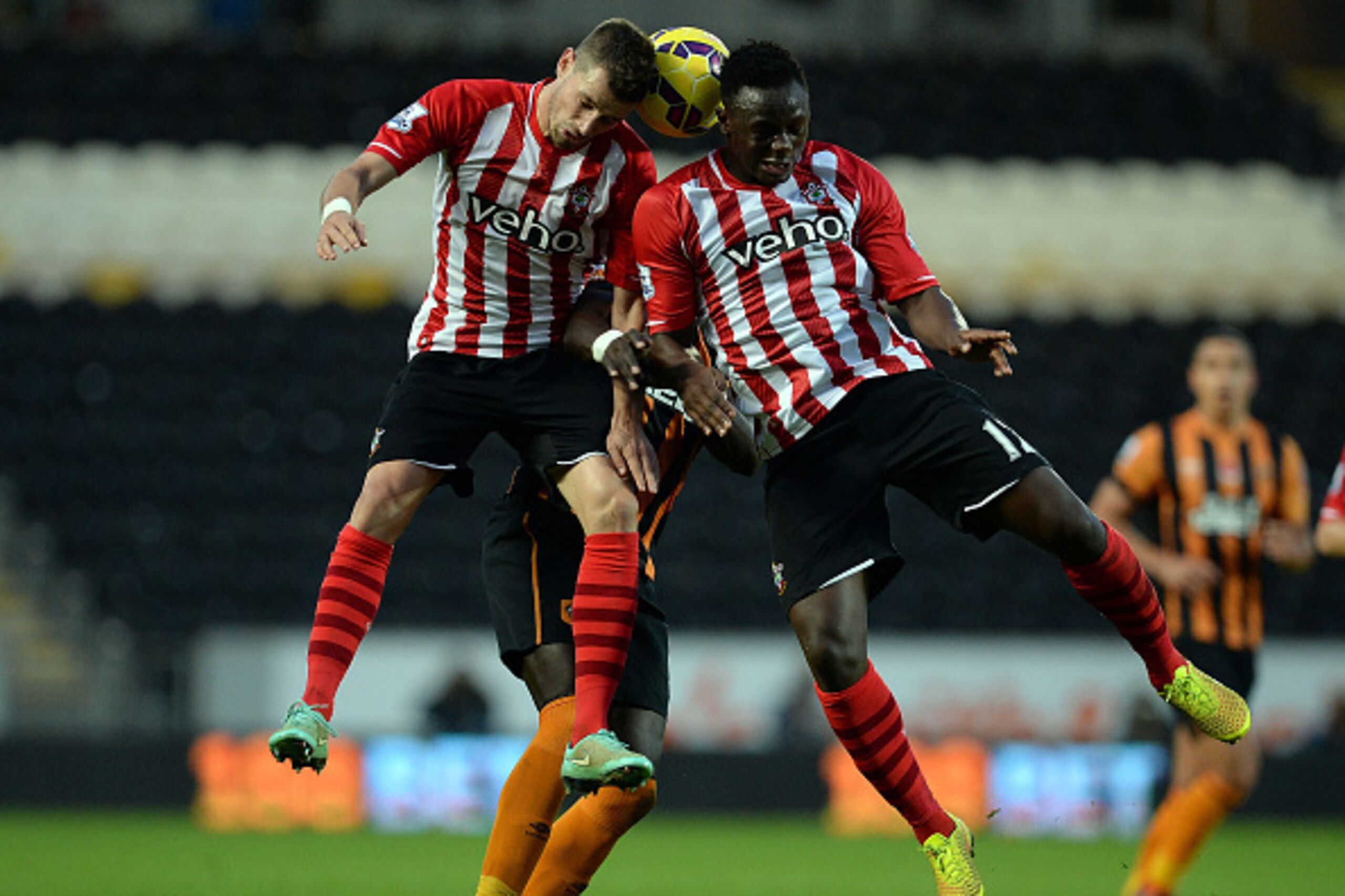 HULL, ENGLAND - NOVEMBER 01:  Mohamed Diame (C) of Hull City challenged by Morgan Schneiderlin (L) and Victor Wanyama of Southampton during the Premier League Football match between Hull City and Southampton at KC Stadium on November 1, 2014 in Hull, Engl