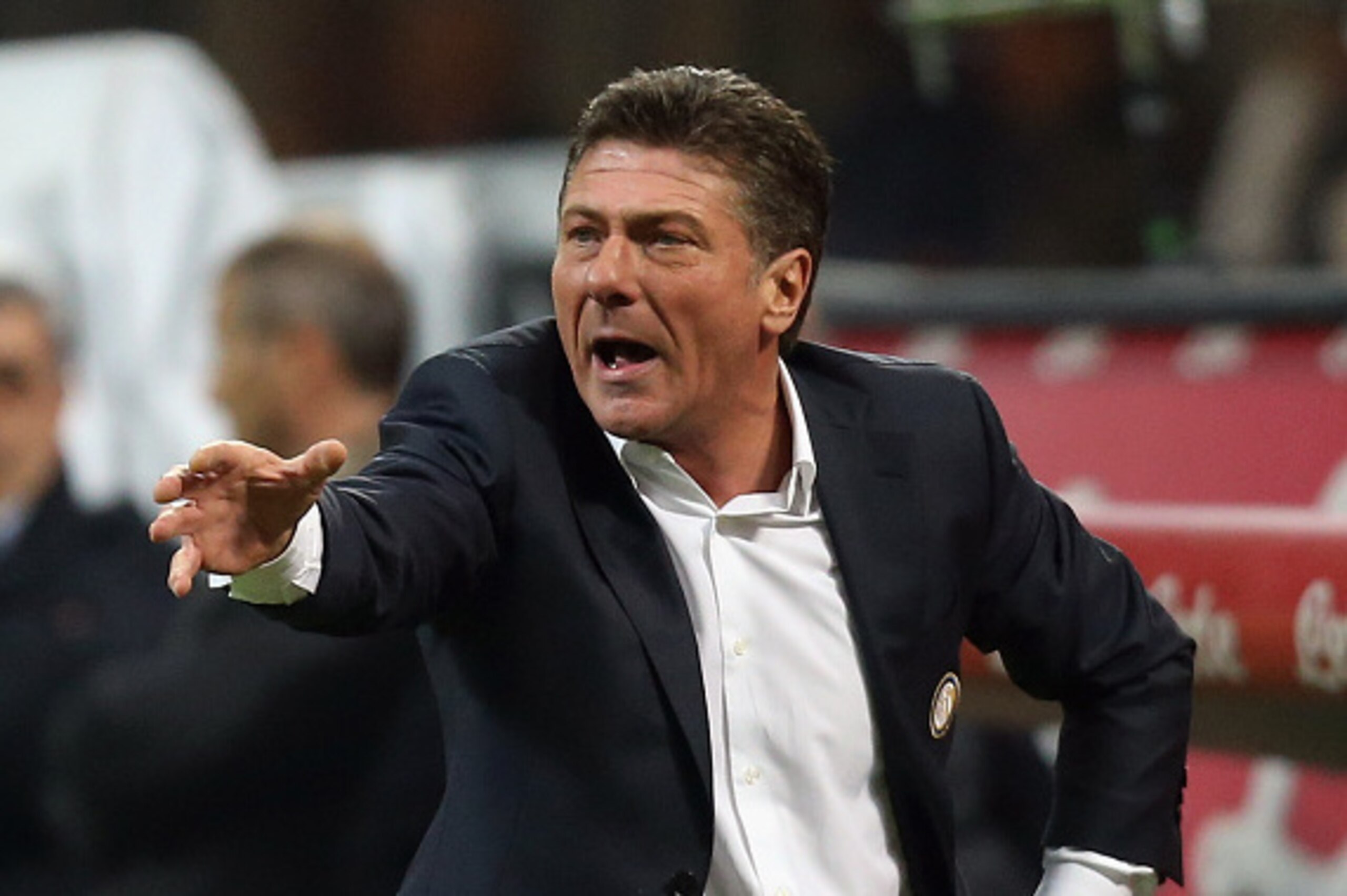 MILAN, ITALY - OCTOBER 29: Head coach of Inter Walter Mazzarri gestures during the Serie A match between FC Internazionale Milano and UC Sampdoria at Stadio Giuseppe Meazza on October 29, 2014 in Milan, Italy.  (Photo by Maurizio Lagana/Getty Images)