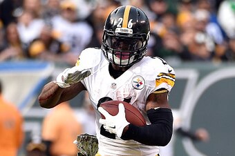 EAST RUTHERFORD, NJ - NOVEMBER 09:  Running back Le'Veon Bell #26 of the Pittsburgh Steelers carries the ball against the New York Jets in the second quarter during a game at MetLife Stadium on November 9, 2014 in East Rutherford, New Jersey.  (Photo by A