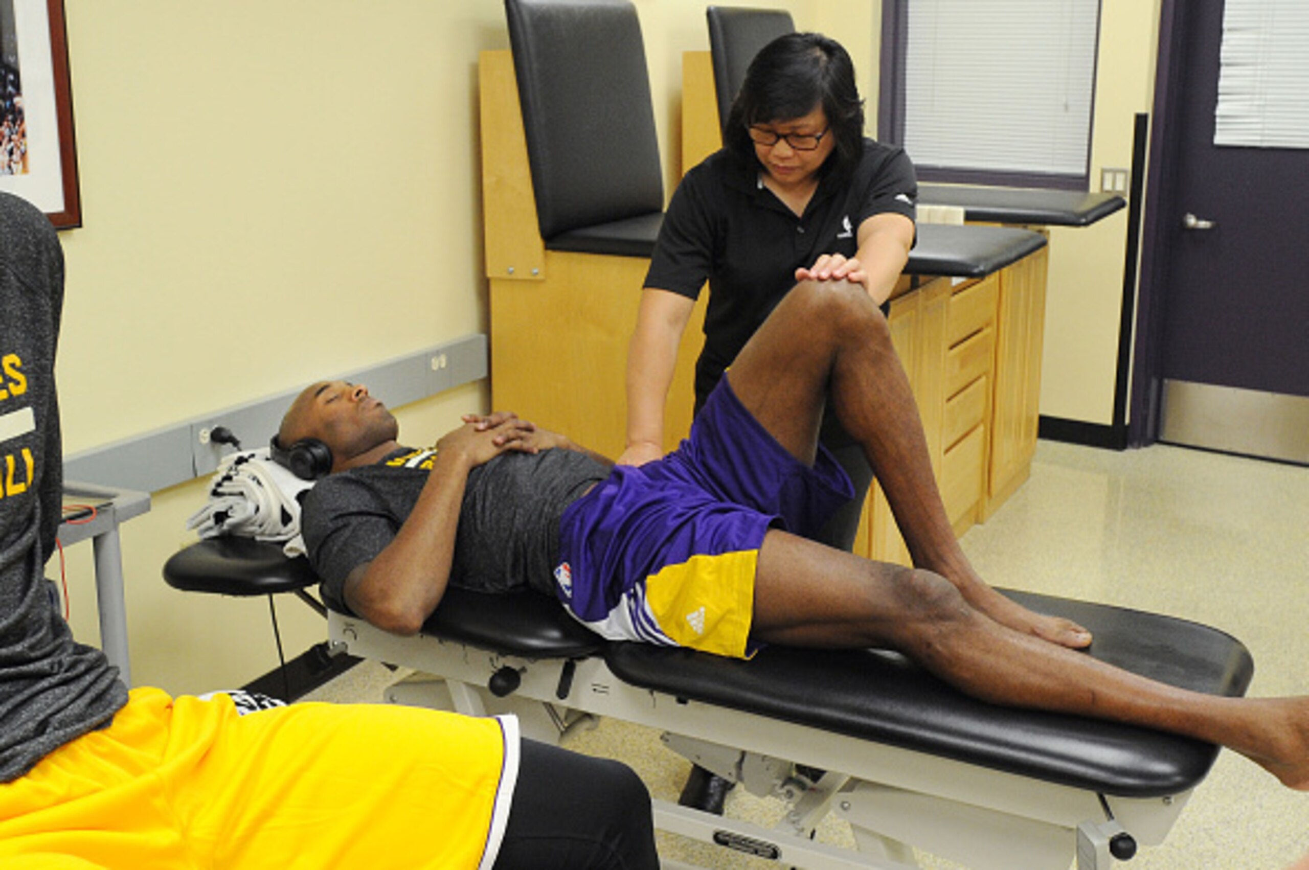 LOS ANGELES, CA - NOVEMBER 04: Kobe Bryant #24 of the Los Angeles Lakers before the game against the Phoenix Suns at STAPLES Center on November 04, 2014 in Los Angeles, California. NOTE TO USER: User expressly acknowledges and agrees that, by downloading LOS ANGELES, CA - NOVEMBER 04: Kobe Bryant #24 of the Los Angeles Lakers before the game against the Phoenix Suns at STAPLES Center on November 04, 2014 in Los Angeles, California. NOTE TO USER: User expressly acknowledges and agrees that, by downloading