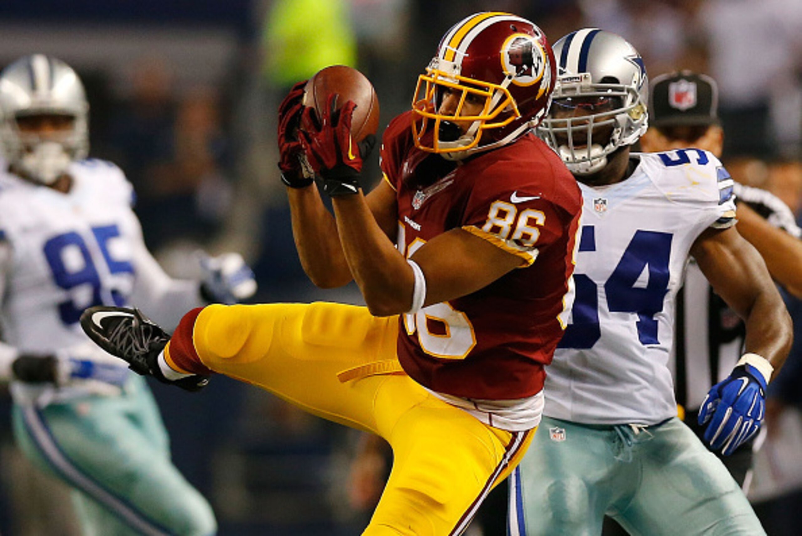ARLINGTON, TX - OCTOBER 27:  Jordan Reed #86 of the Washington Redskins makes the catch over Bruce Carter #54 of the Dallas Cowboys during overtime at AT&T Stadium on October 27, 2014 in Arlington, Texas.  (Photo by Tom Pennington/Getty Images)