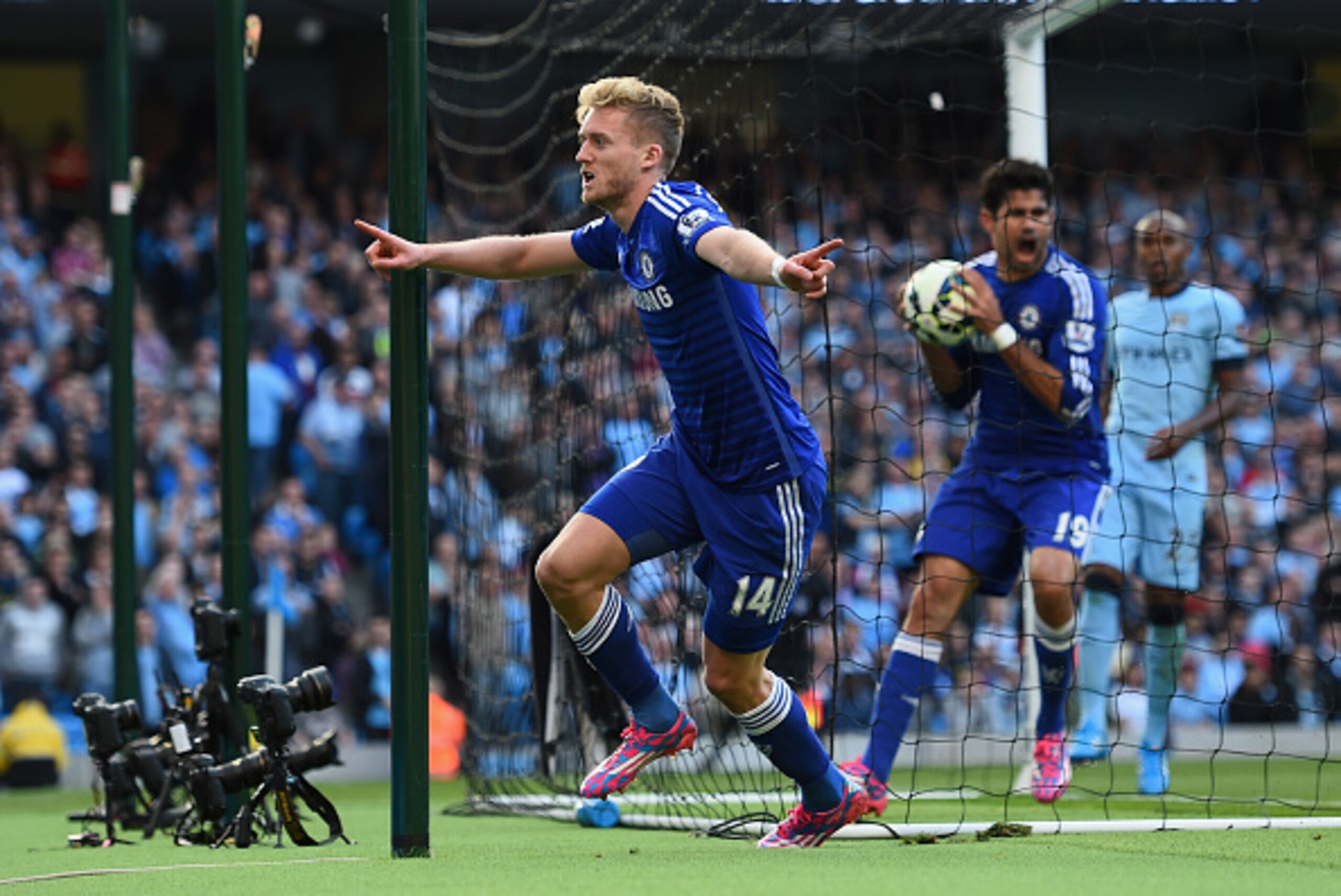 MANCHESTER, ENGLAND - SEPTEMBER 21:  Andre Schurrle of Chelsea celebrates scoring the first goal during the Barclays Premier League match between Manchester City and Chelsea at the Etihad Stadium on September 21, 2014 in Manchester, England.  (Photo by Sh