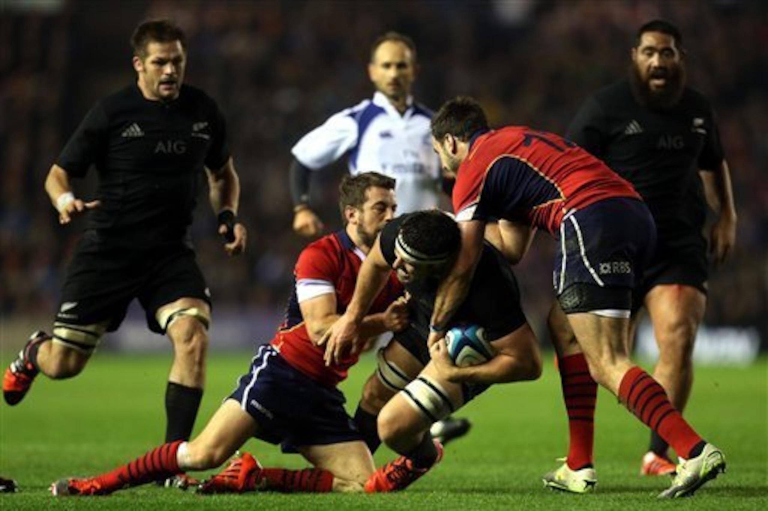 Thrush (centre) scored the winning try for the All Blacks.