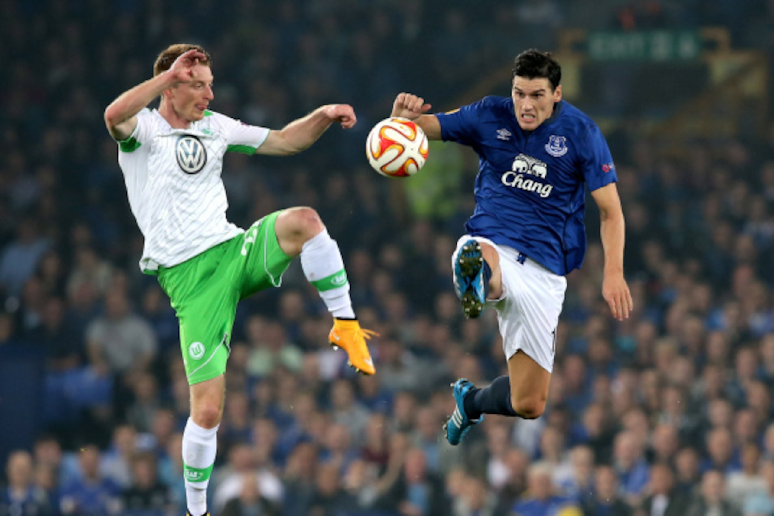 LIVERPOOL, ENGLAND - SEPTEMBER 18:  Maximilian Arnold of VfL Wolfsburg and Gareth Barry of Everton compete for the ball during the UEFA Europa League Group H match between Everton and VFL Wolfsburg on September 18, 2014 in Liverpool, United Kingdom.  (Pho