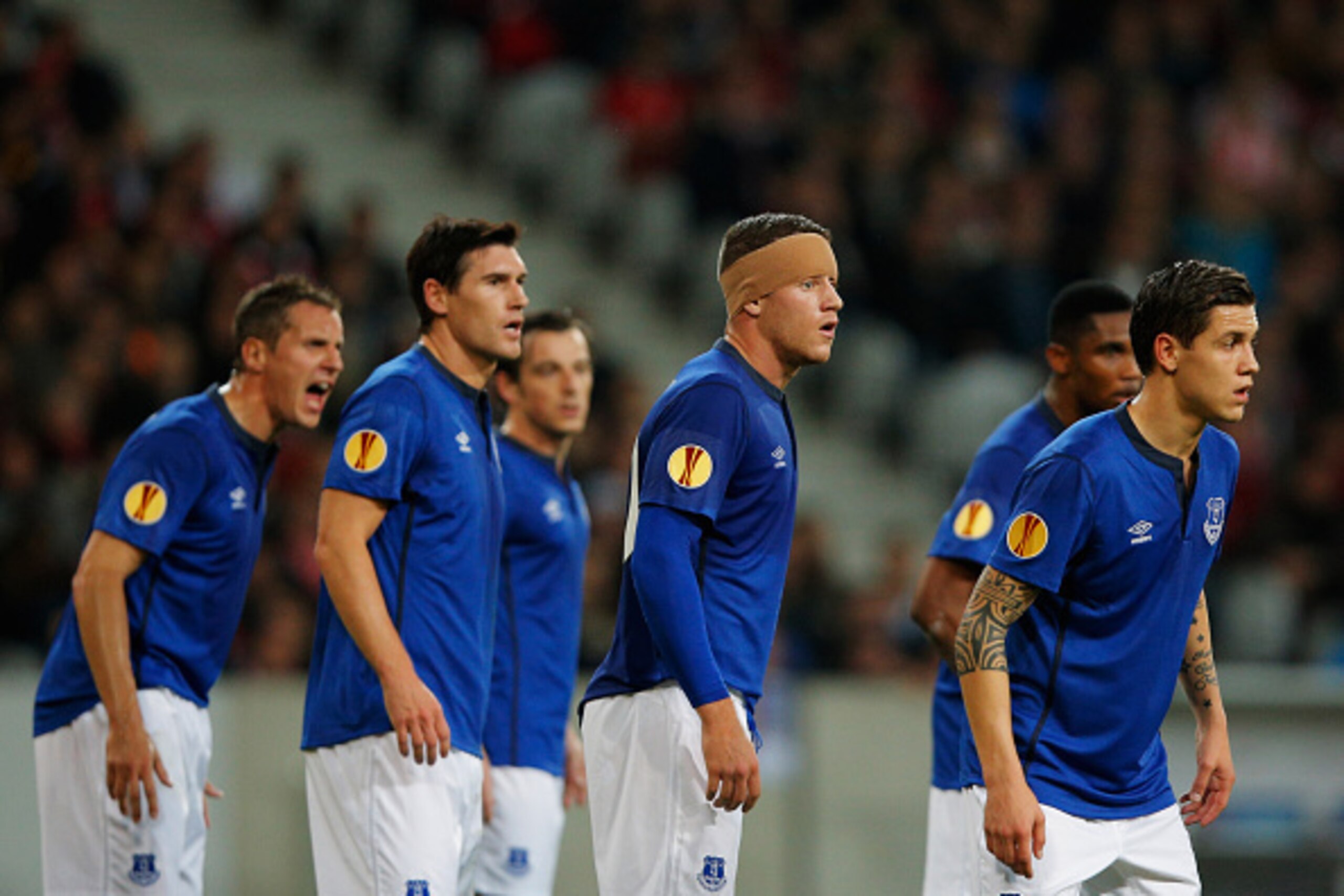 LILLE, FRANCE - OCTOBER 23:  (L-R) Phil Jagielka, Gareth Barry, Leighton Baines, Ross Barkley, Samuel Eto'o and Muhamed Besic of Everton defend a free kick during the UEFA Europa League Group H match between LOSC Lille and Everton at Grand Stade Lille Met