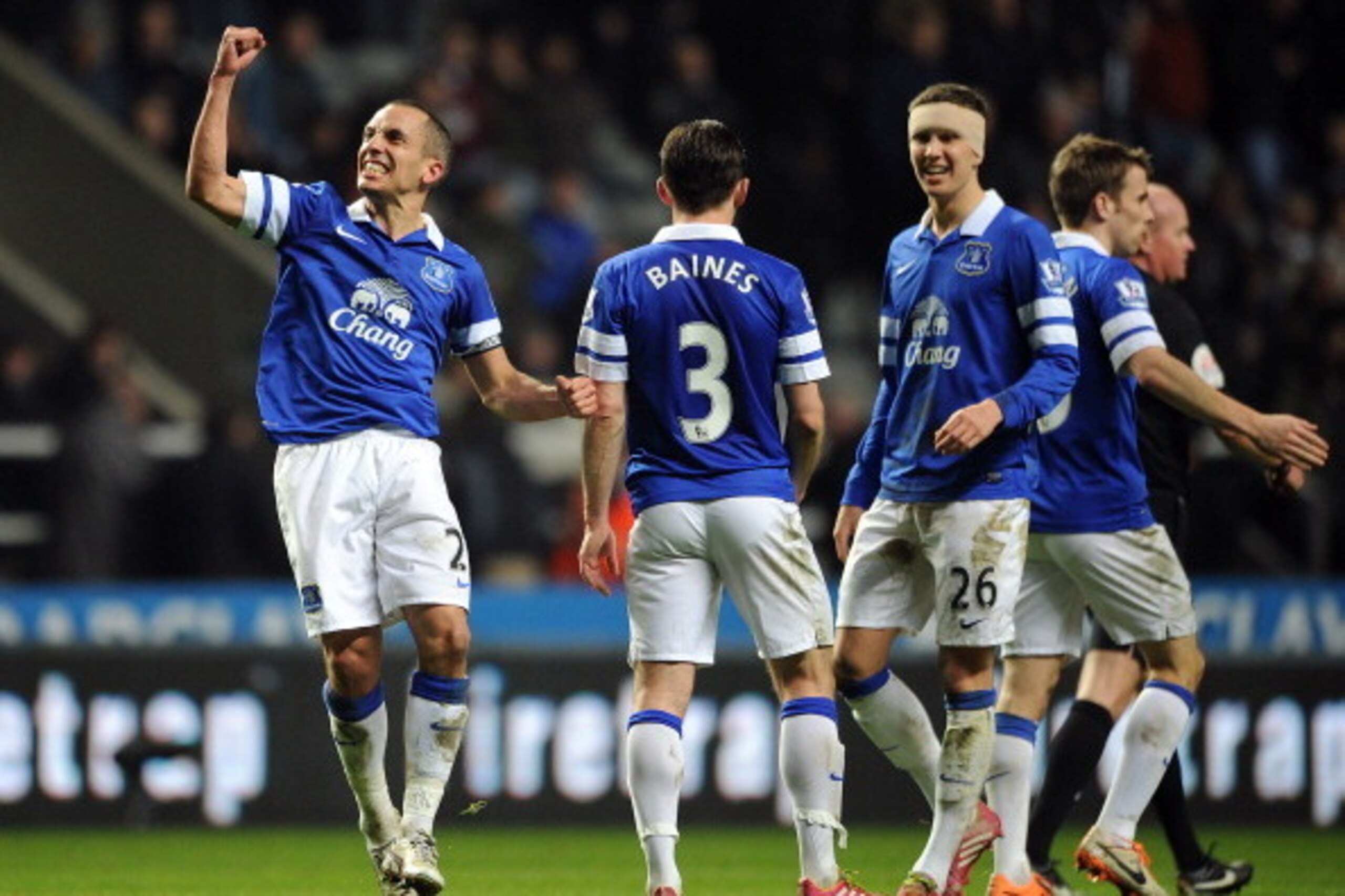 NEWCASTLE UPON TYNE, ENGLAND - MARCH 25: Leon Osman (L) of Everton celebrates scoring his side's third goal during the Barclays Premier League match between Newcastle United and Everton at St James' Park on March 25, 2014 in Newcastle upon Tyne, England. 