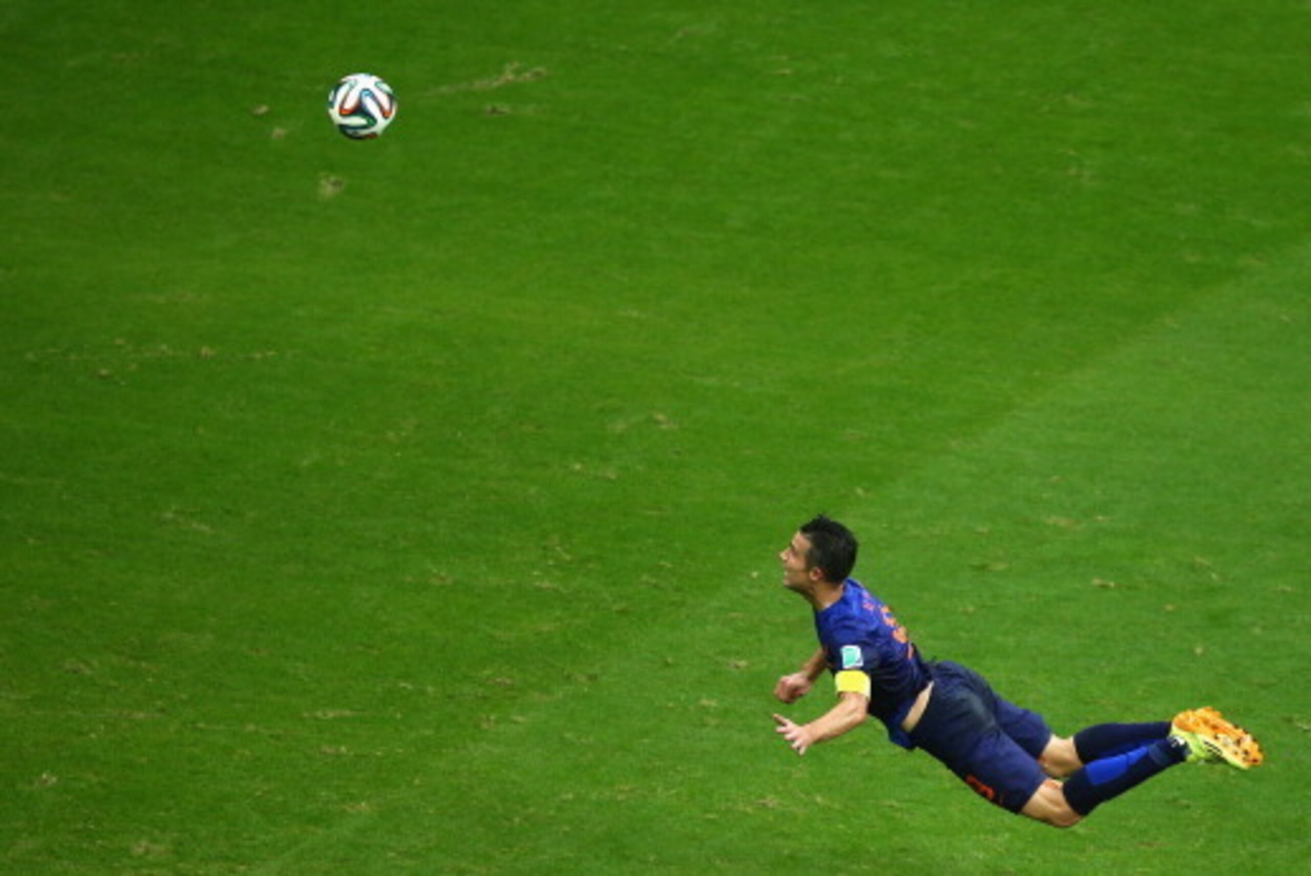 SALVADOR, BRAZIL - JUNE 13: Robin van Persie of the Netherlands scores the team's first goal with a diving header in the first half during the 2014 FIFA World Cup Brazil Group B match between Spain and Netherlands at Arena Fonte Nova on June 13, 2014 in S SALVADOR, BRAZIL - JUNE 13: Robin van Persie of the Netherlands scores the team's first goal with a diving header in the first half during the 2014 FIFA World Cup Brazil Group B match between Spain and Netherlands at Arena Fonte Nova on June 13, 2014 in S