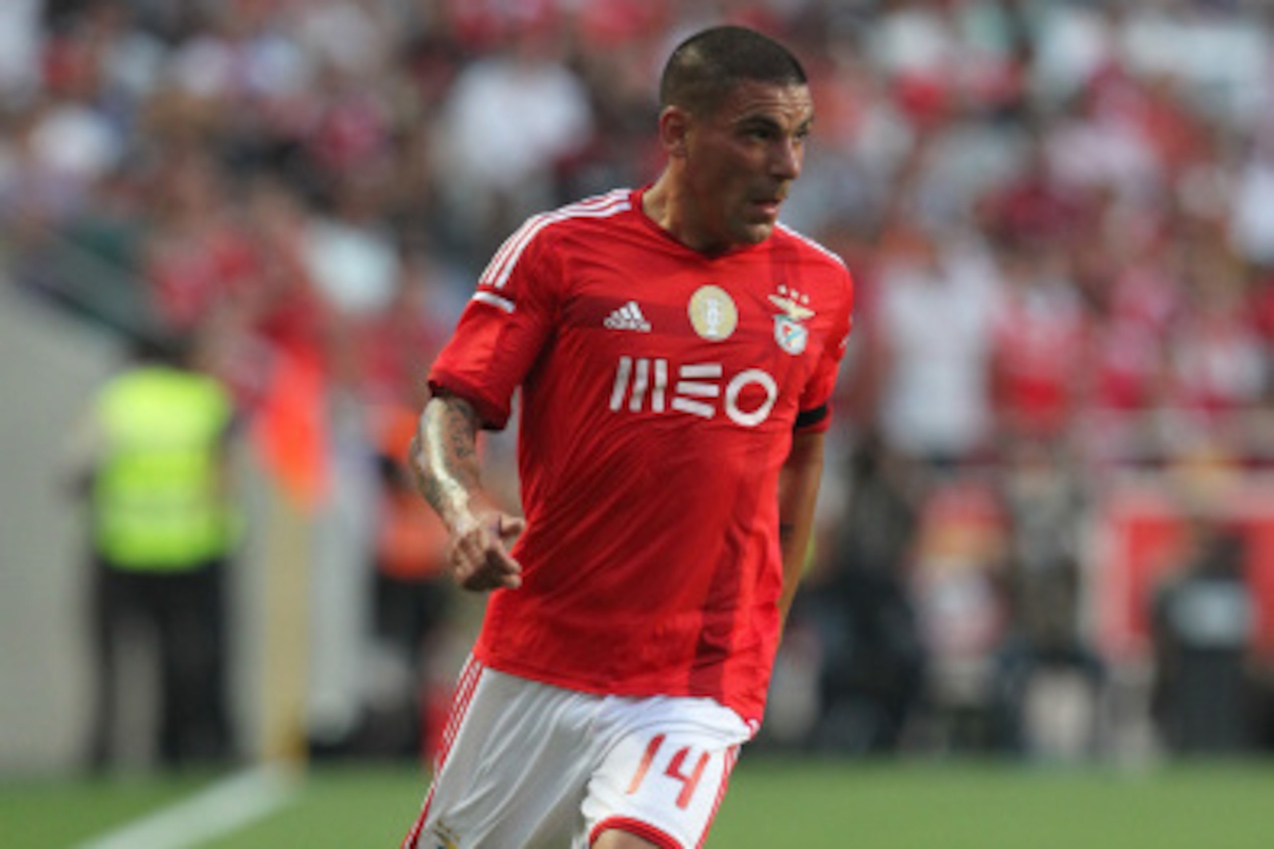 LISBON, PORTUGAL - AUGUST 31: Benfica's defender Maxi Pereira during the Primeira Liga match between SL Benfica and Sporting CP at Estadio da Luz on August 31, 2014 in Lisbon, Portugal. (Photo by Carlos Rodrigues/Getty Images). LISBON, PORTUGAL - AUGUST 31: Benfica's defender Maxi Pereira during the Primeira Liga match between SL Benfica and Sporting CP at Estadio da Luz on August 31, 2014 in Lisbon, Portugal. (Photo by Carlos Rodrigues/Getty Images).