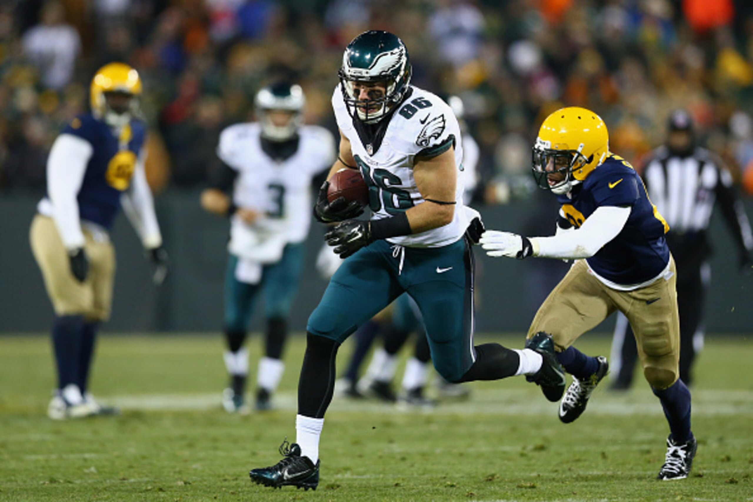 GREEN BAY, WI - NOVEMBER 16:  Zach Ertz #86 of the Philadelphia Eagles runs the ball against  Ha Ha Clinton-Dix #21 of the Green Bay Packers during the third quarter of the game at Lambeau Field on November 16, 2014 in Green Bay, Wisconsin.  (Photo by Ron