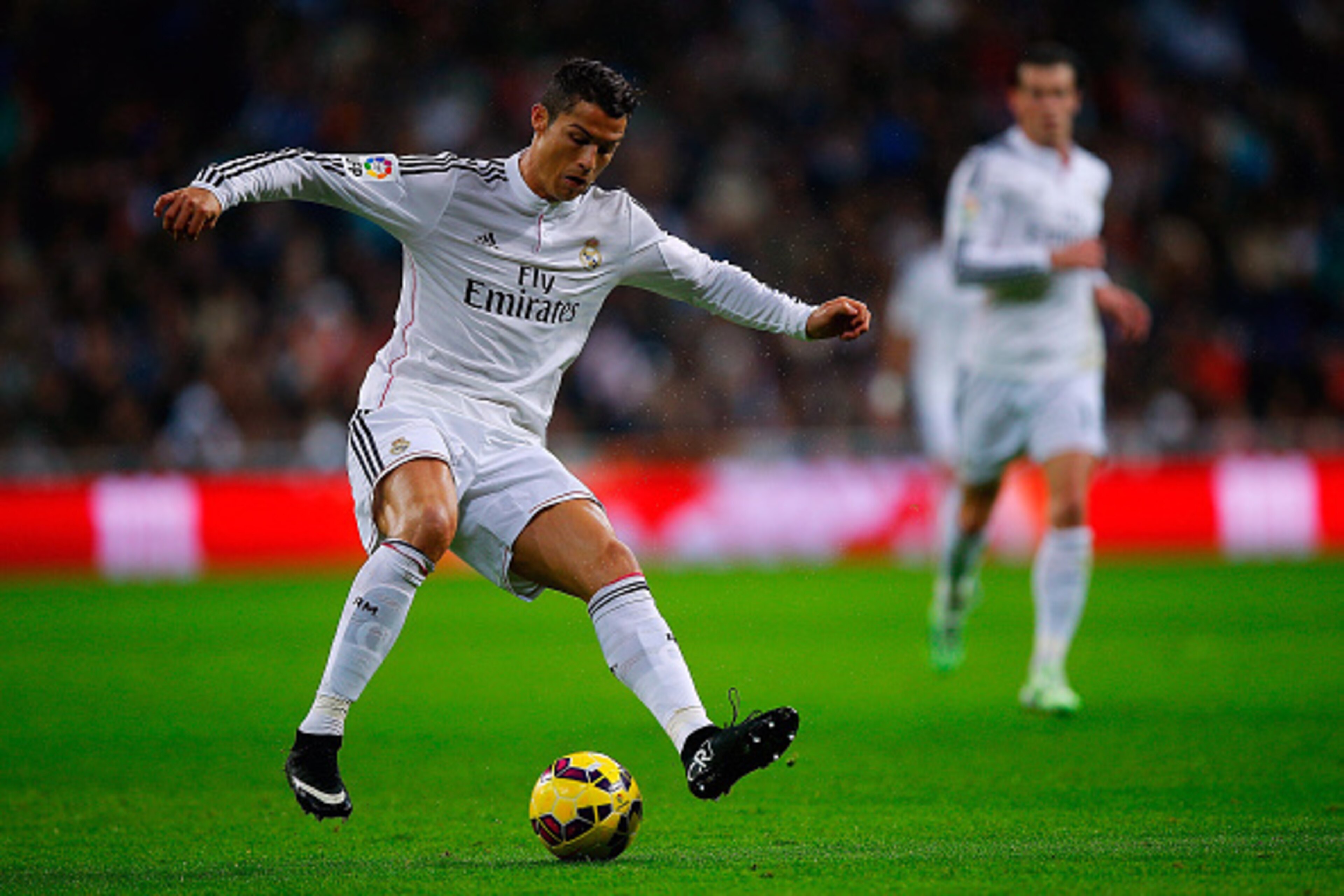 MADRID, SPAIN - NOVEMBER 08: Cristiano Ronaldo of Real Madrid CF controls the ball during the La Liga match between Real Madrid CF and Rayo Vallecano de Madrid at Estadio Santiago Bernabeu on November 8, 2014 in Madrid, Spain.  (Photo by Gonzalo Arroyo Mo