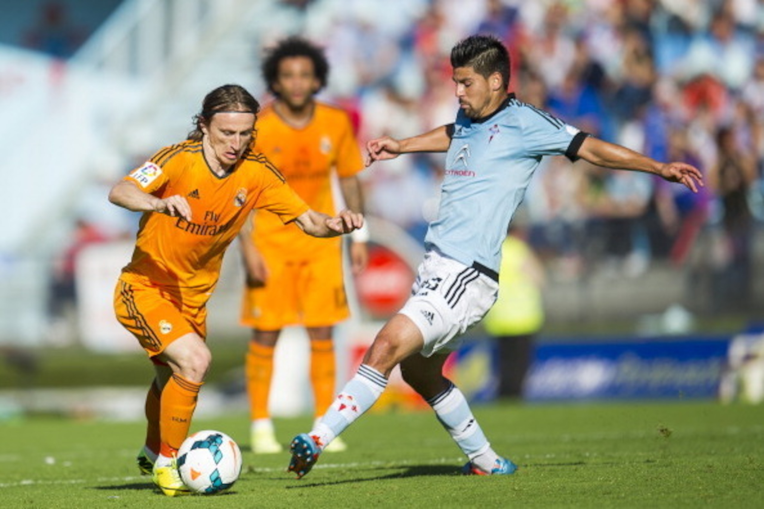 VIGO, SPAIN - MAY 11:  Luka Modric of Real Madrid CF duels for the ball with Nolito of RC Celta De Vigo during the la Liga match between Real Club Celta De Vigo and Real Madrid CF at Estadio Balaidos on May 11, 2014 in Vigo, Spain.  (Photo by Juan Manuel 