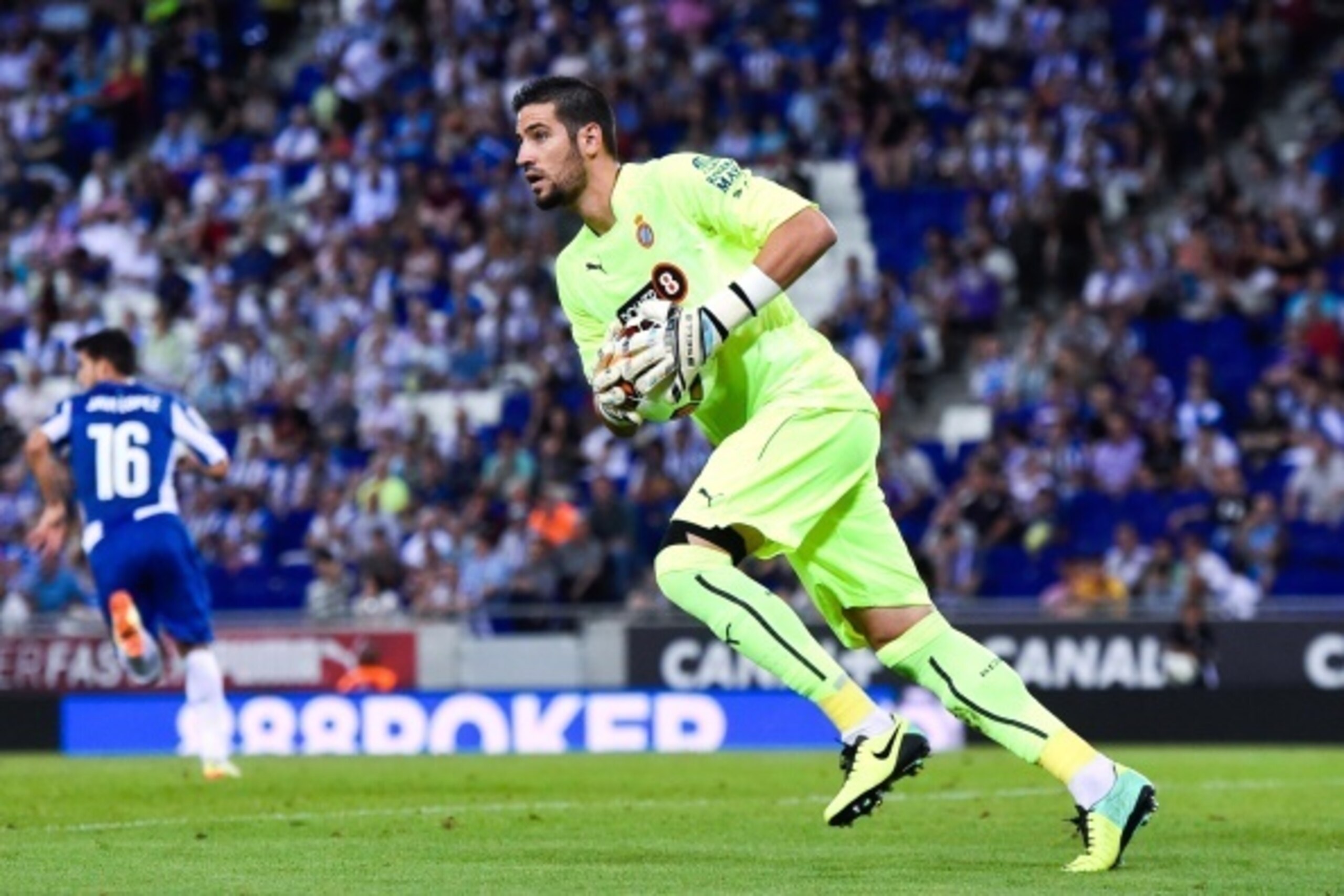 BARCELONA, SPAIN - AUGUST 30:  Kiko Casilla of RCD Espanyol in action during the La Liga Match between RCD Espanyol and Sevilla FC at Cornella-El Prat Stadium on August 30, 2014 in Barcelona, Spain.  (Photo by David Ramos/Getty Images)