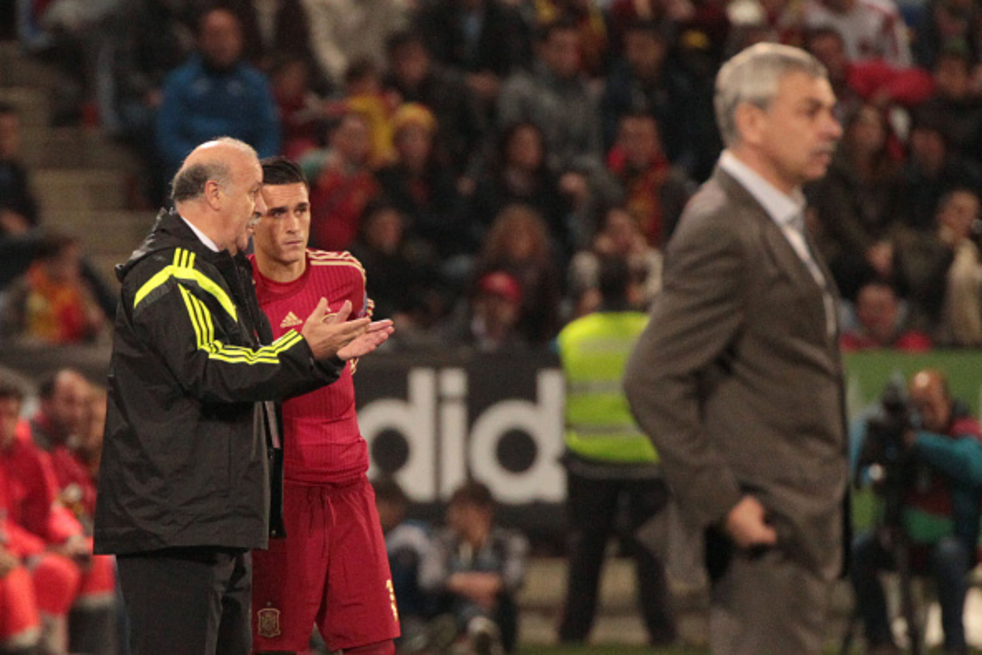 HUELVA, SPAIN - NOVEMBER 15:  Head coach Vicente del Bosque of Spain gives instructions to Jose Callejon during the UEFA EURO 2016 Group C Qualifier football match between Spain and Belarus at Nuevo Colombino studium on November 15, 2014 in Huelva, Spain.