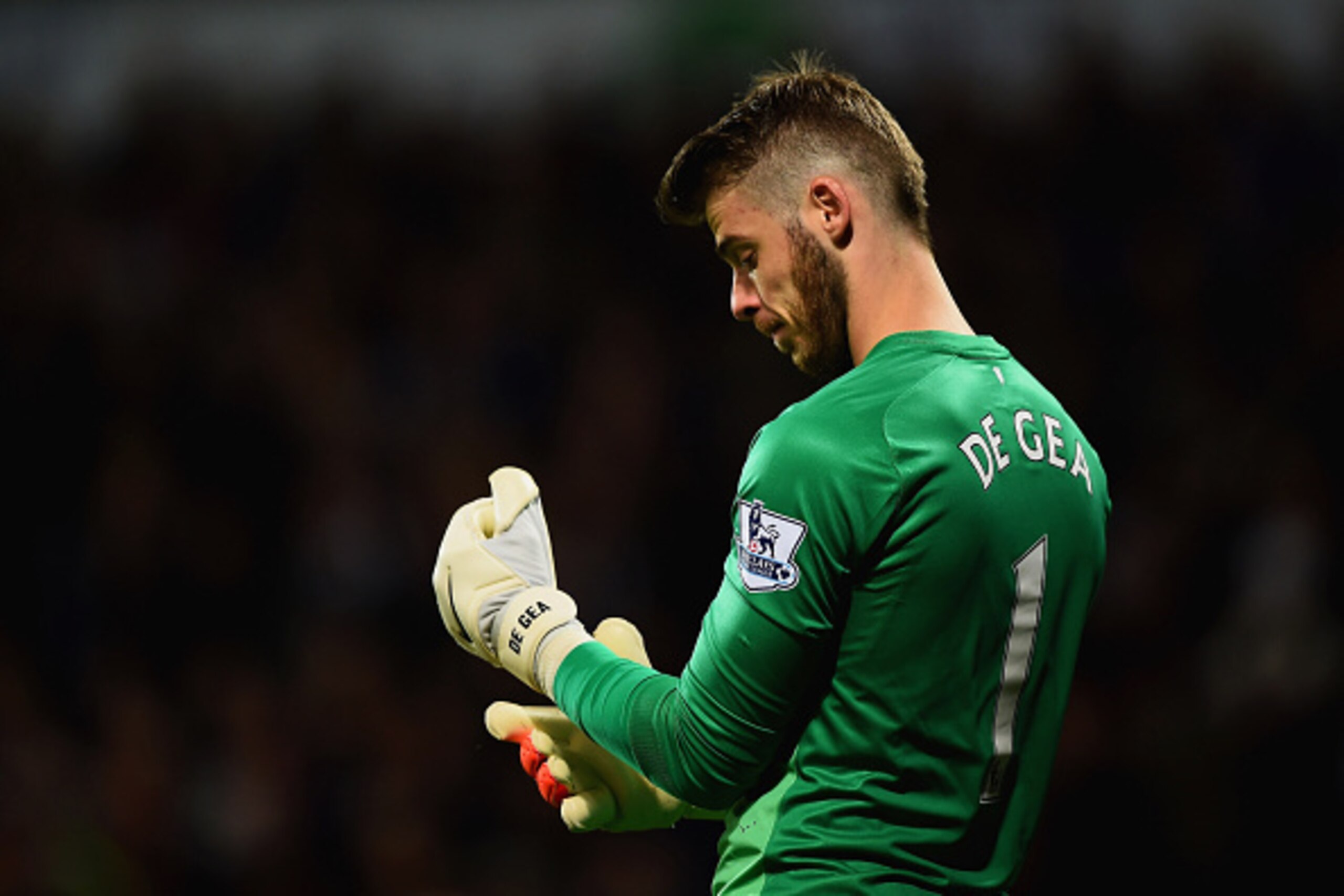 WEST BROMWICH, ENGLAND - OCTOBER 20: David De Gea of Manchester United looks despondent as Saido Berahino of West Bromwich Albion (not pictured) scores his team's second goal during the Barclays Premier League match between West Bromwich Albion and Manch WEST BROMWICH, ENGLAND - OCTOBER 20: David De Gea of Manchester United looks despondent as Saido Berahino of West Bromwich Albion (not pictured) scores his team's second goal during the Barclays Premier League match between West Bromwich Albion and Manch
