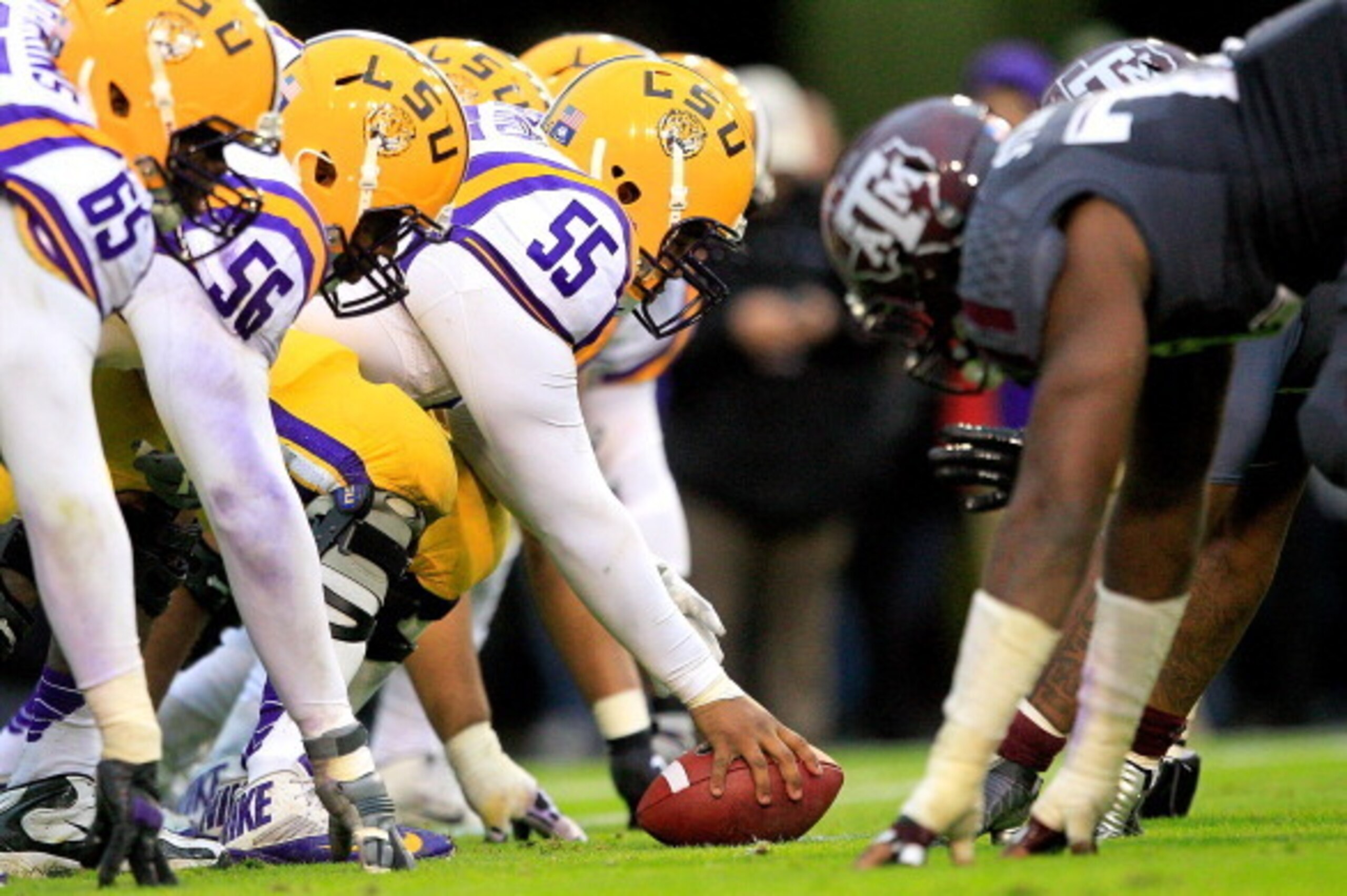 BATON ROUGE, LA - NOVEMBER 23:  Elliott Porter #55 of the LSU Tigers prepares to snap the ball against the Texas A&M Aggies at Tiger Stadium on November 23, 2013 in Baton Rouge, Louisiana.  (Photo by Sean Gardner/Getty Images)