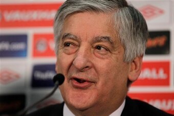 Former FA chairman David Bernstein is backing a UEFA boycott of the 2018 World Cup.