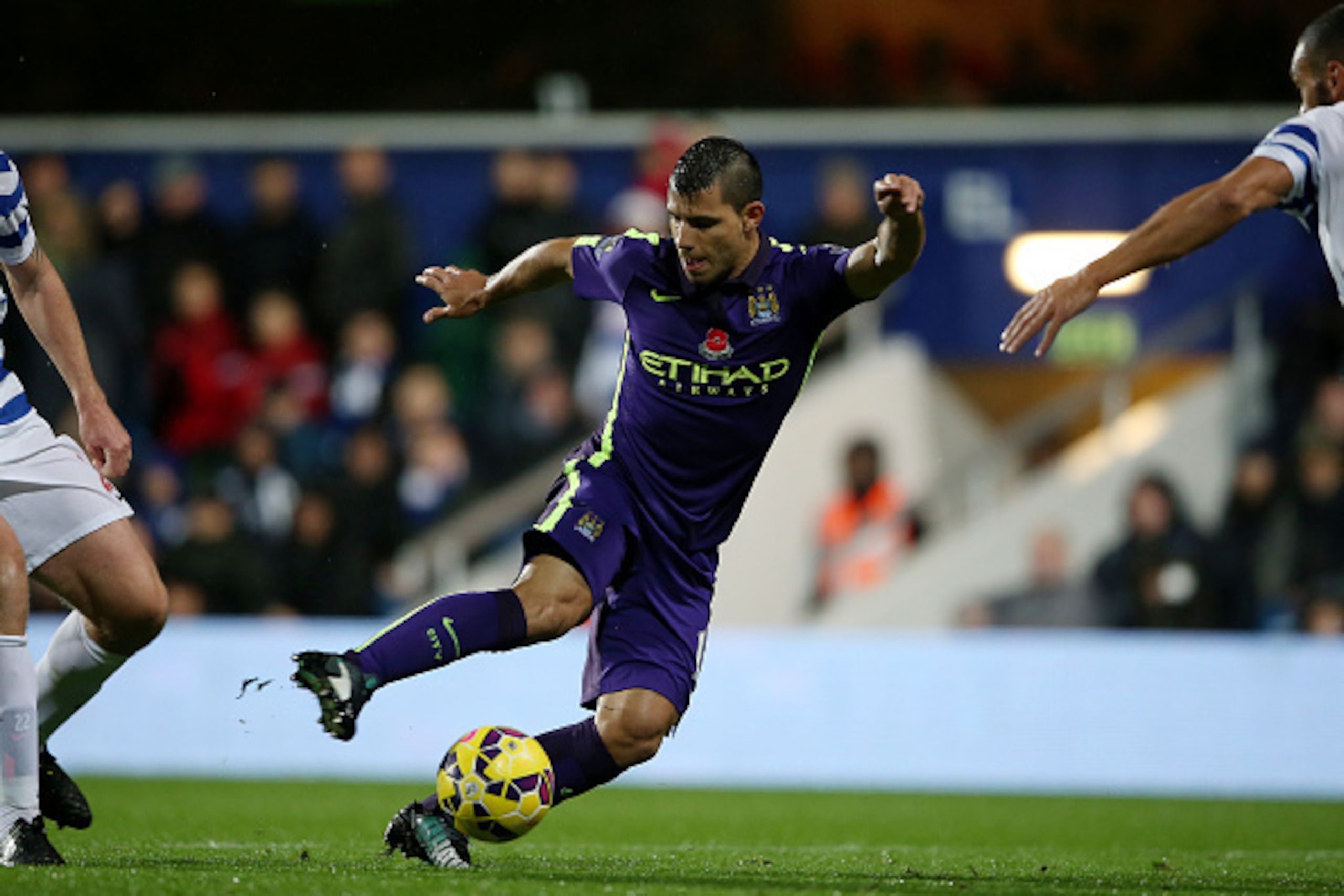 LONDON, ENGLAND - NOVEMBER 08:  Sergio Aguero of Manchester City during the Barclays Premier League match between Queens Park rangers and Manchester City at Loftus Road on November 8, 2014 in London, England.  (Photo by Scott Heavey/Getty Images)