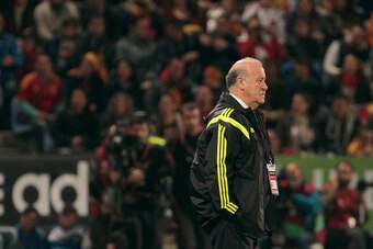 HUELVA, SPAIN - NOVEMBER 15:  Head coach Vicente del Bosque of Spain looks to his players during the UEFA EURO 2016 Group C Qualifier football match between Spain and Belarus at Nuevo Colombino studium on November 15, 2014 in Huelva, Spain. (Photo by Serg