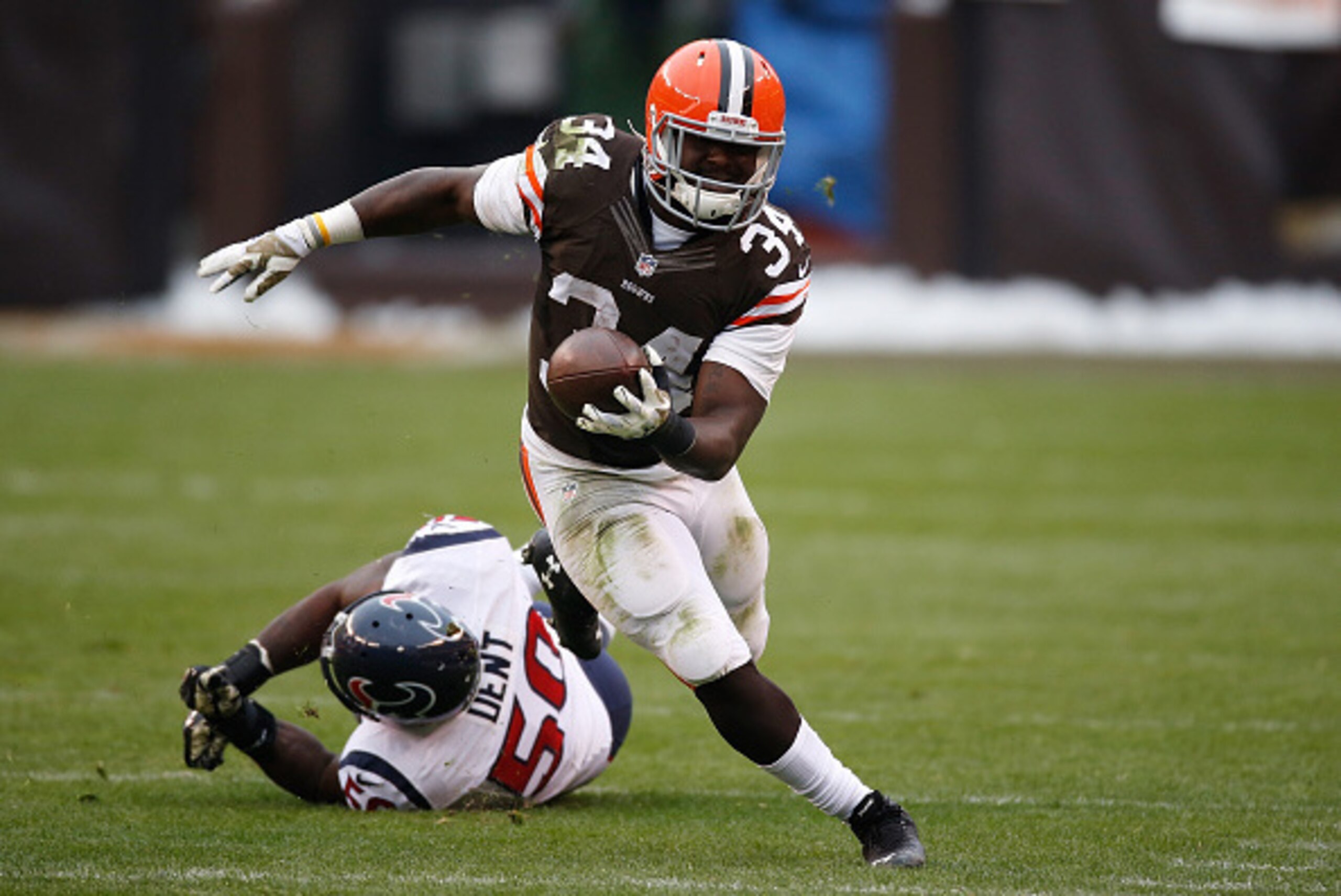 CLEVELAND, OH - NOVEMBER 16:  Isaiah Crowell #34 of the Cleveland Browns carries the ball in front of a diving Akeem Dent #50 of the Houston Texans during the third quarter at FirstEnergy Stadium on November 16, 2014 in Cleveland, Ohio.  (Photo by Gregory