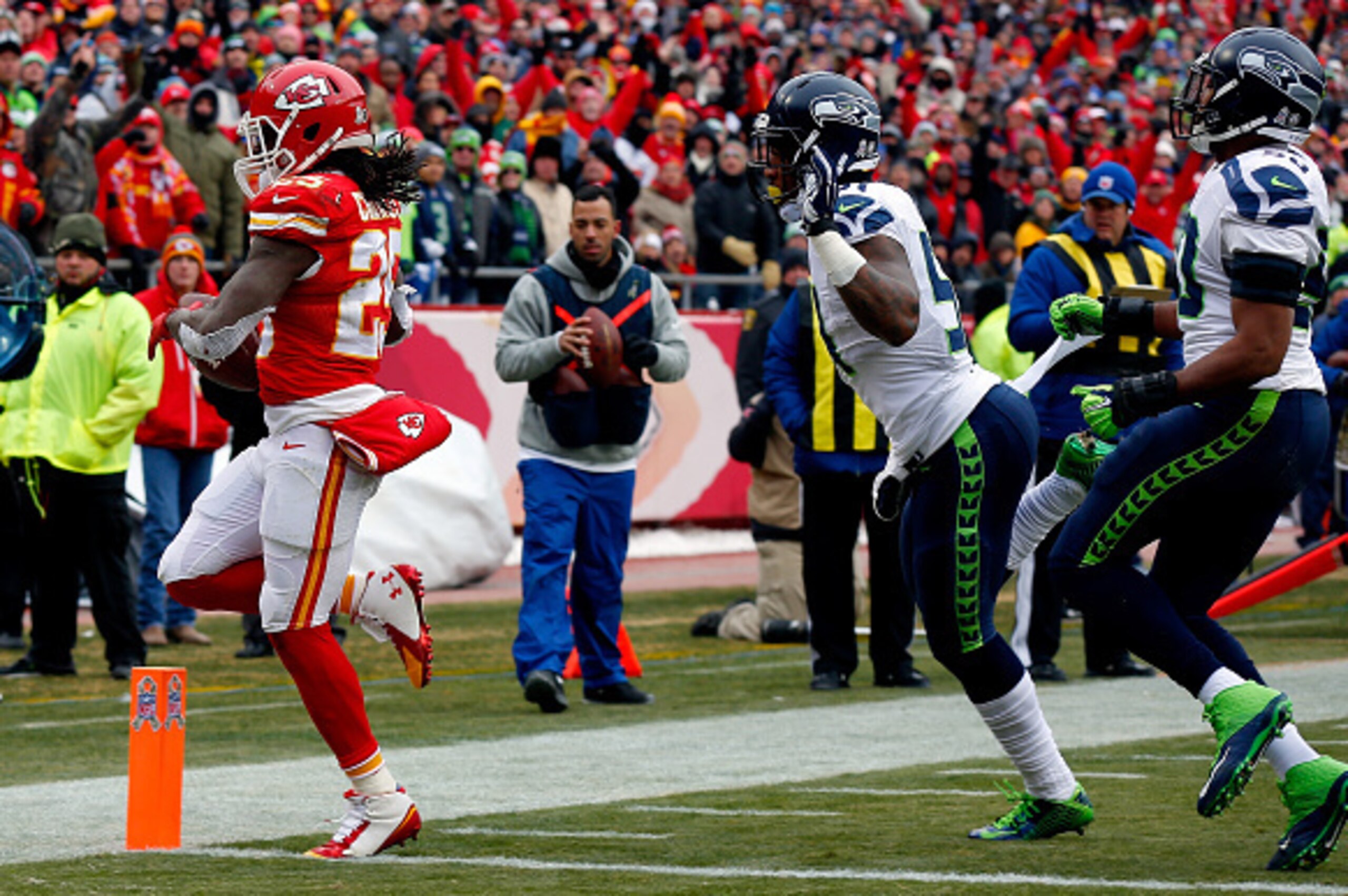 KANSAS CITY, MO - NOVEMBER 16:  Jamaal Charles #25 of the Kansas City Chiefs scores a touchdown against  Bruce Irvin #51 and  K.J. Wright #50 of the Seattle Seahawks during the first quarter at Arrowhead Stadium on November 16, 2014 in Kansas City, Missou