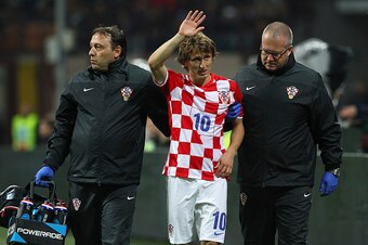 MILAN, ITALY - NOVEMBER 16:  Luka Modric (C) of Croatia walks off with an injury during the EURO 2016 Group H Qualifier match between Italy and Croatia at Stadio Giuseppe Meazza on November 16, 2014 in Milan, Italy.  (Photo by Marco Luzzani/Getty Images)