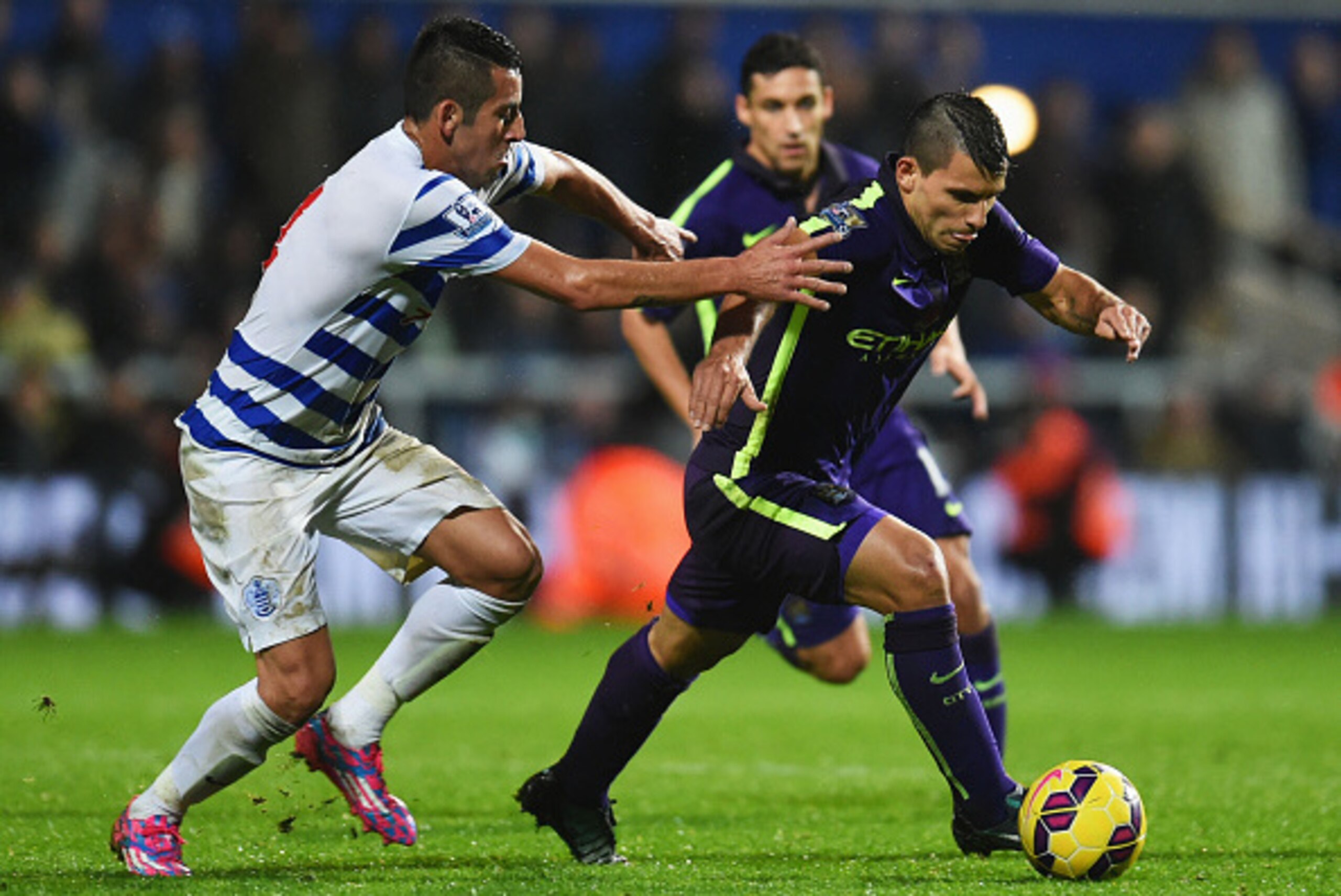 LONDON, ENGLAND - NOVEMBER 08:  Sergio Aguero of Manchester City battles with Mauricio Isla of QPR during the Barclays Premier League match between Queens Park Rangers and Manchester City at Loftus Road on November 8, 2014 in London, England.  (Photo by T