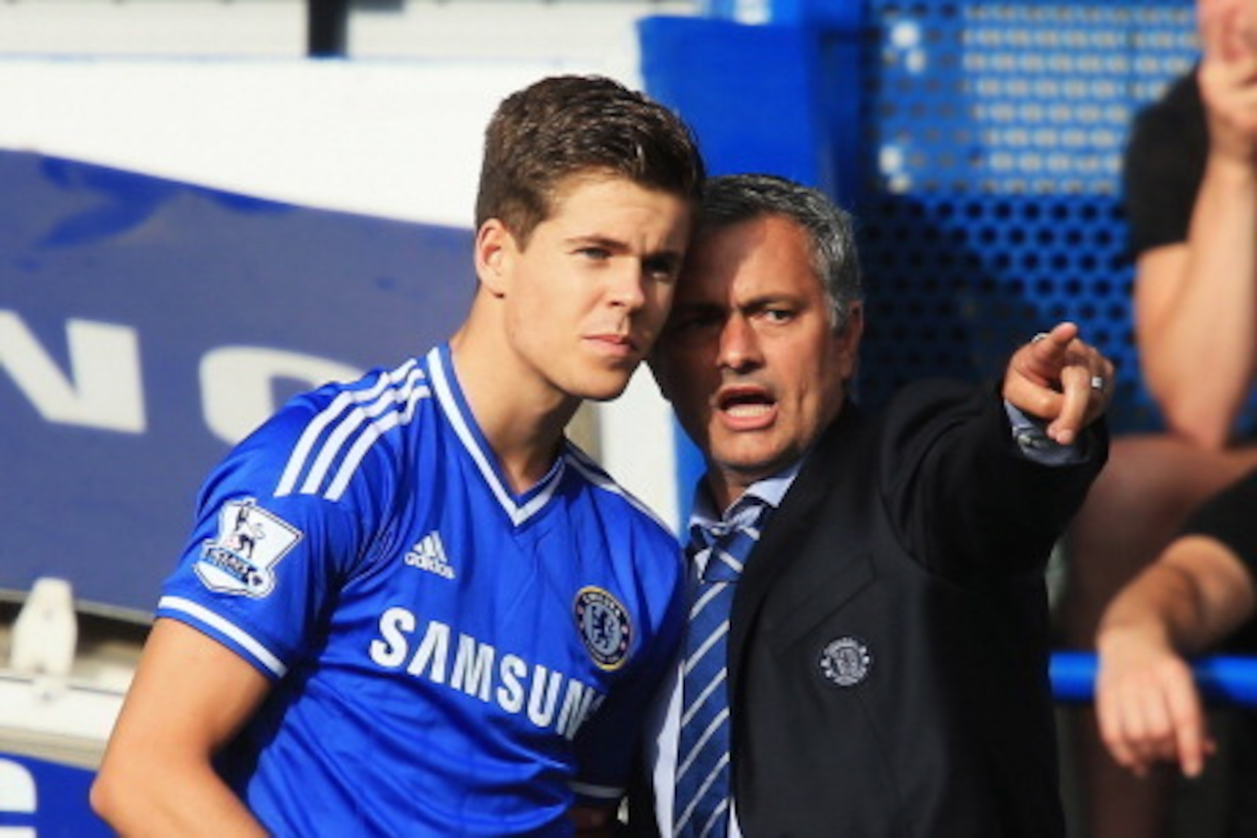 LONDON, ENGLAND - AUGUST 18:  Chelsea manager Jose Mourinho talks to substitute Marco van Ginkel of Chelsea during the Barclays Premier League match between Chelsea and Hull City at Stamford Bridge on August 18, 2013 in London, England.  (Photo by Richard