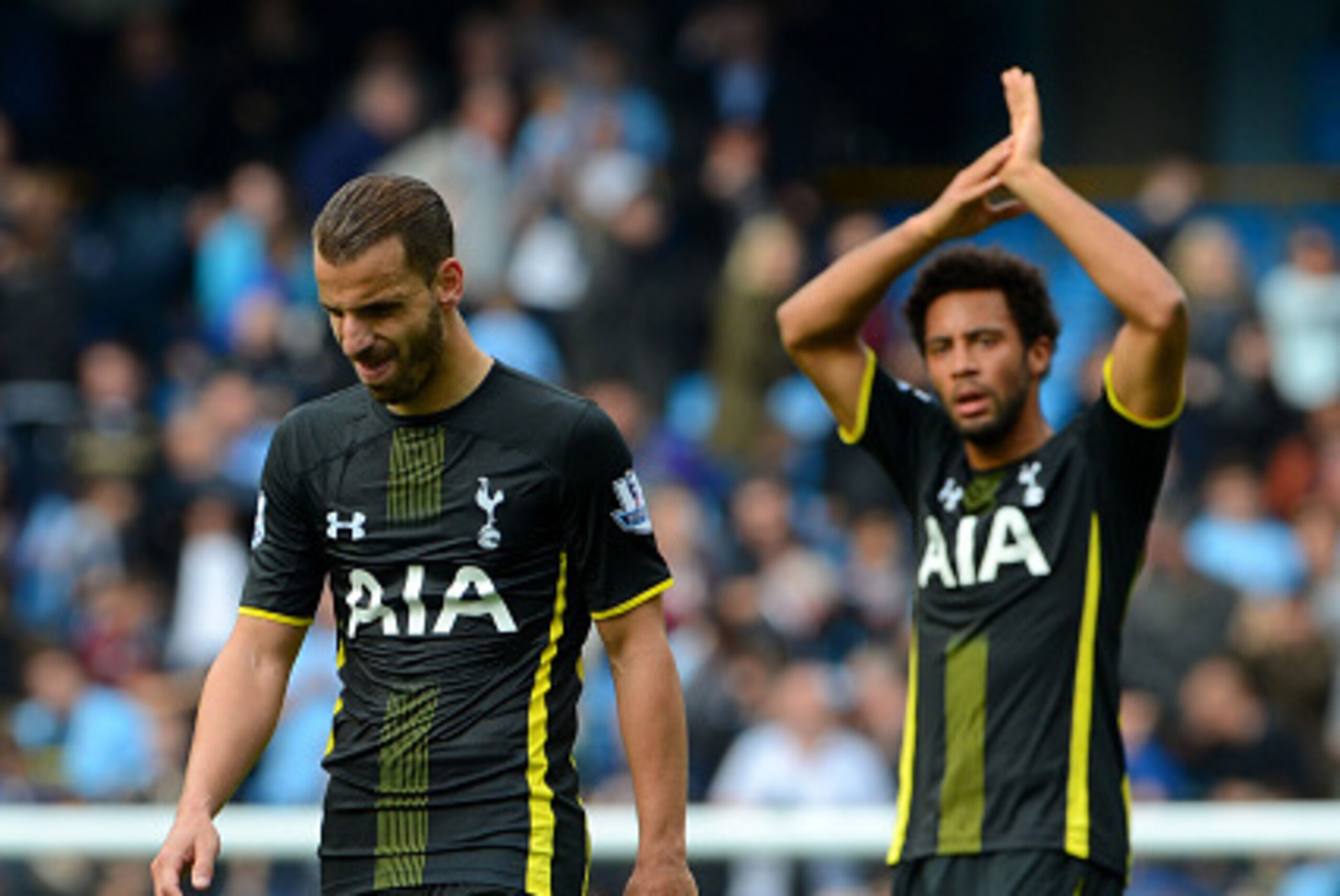 MANCHESTER, ENGLAND - OCTOBER 18:  A dejected Roberto Soldado (L) and Moussa Dembele (R) of Spurs acknowledges the travelling fans following their 4-1 defeat during the Barclays Premier League match between Manchester City and Tottenham Hotspur at Etihad 