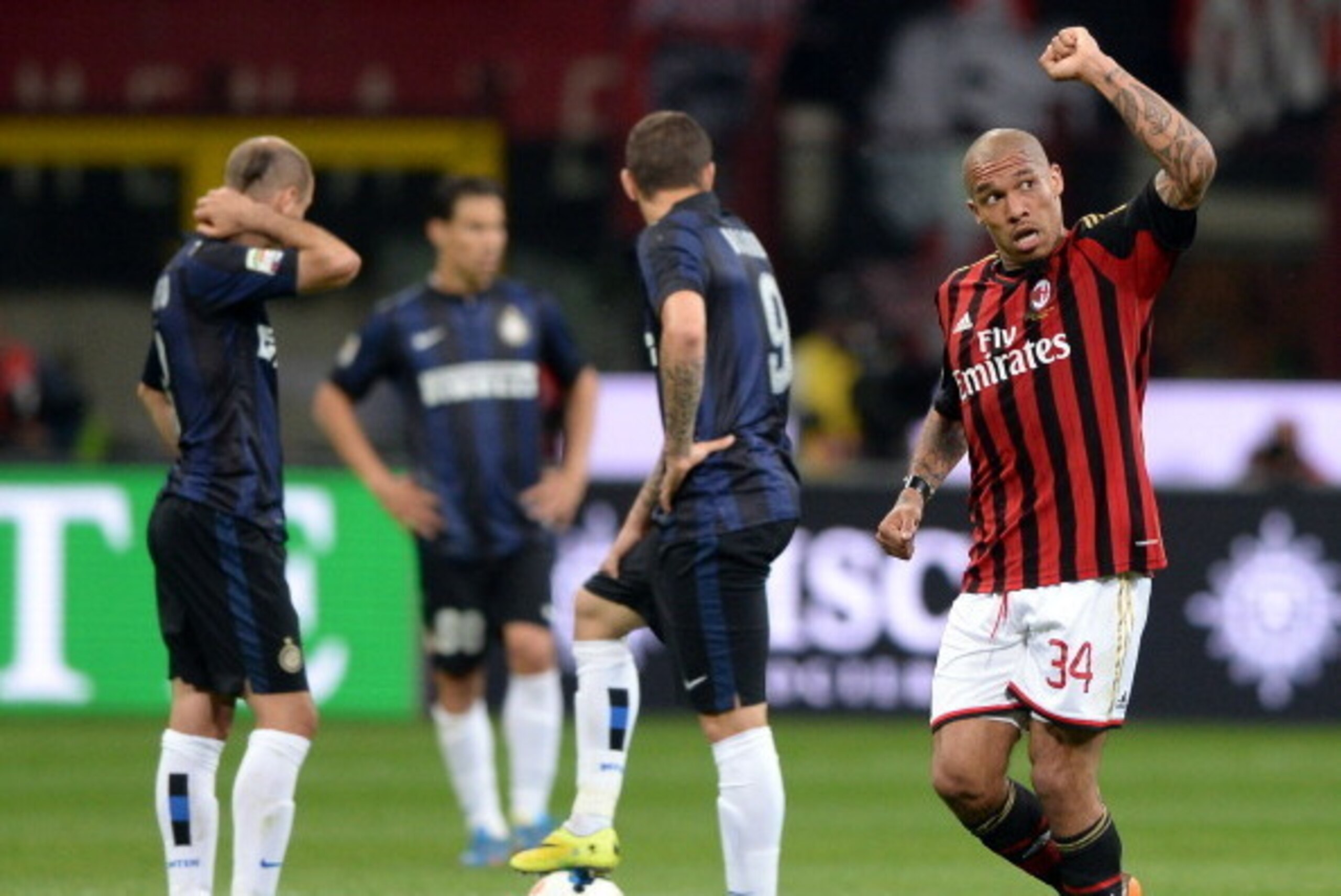 MILAN, ITALY - MAY 04:  Nigel de Jong of AC Milan (R) celebrates scoring the first goal during the Serie A match between AC Milan and FC Internazionale Milano at Stadio Giuseppe Meazza on May 4, 2014 in Milan, Italy.  (Photo by Claudio Villa/Getty Images)