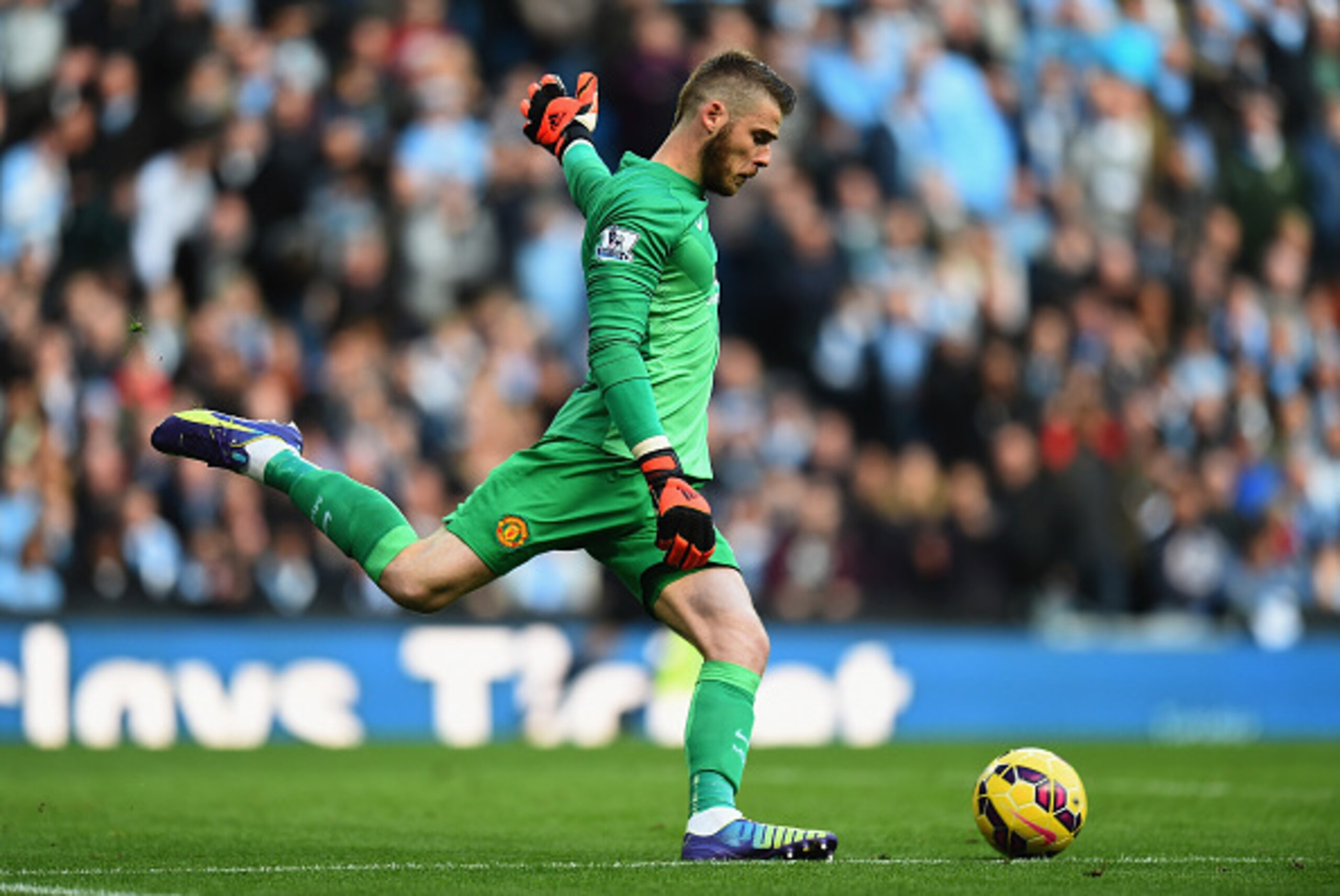 MANCHESTER, ENGLAND - NOVEMBER 02: David De Gea of Manchester United during the Barclays Premier League match between Manchester City and Manchester United at Etihad Stadium on November 2, 2014 in Manchester, England. (Photo by Shaun Botterill/Getty Ima MANCHESTER, ENGLAND - NOVEMBER 02: David De Gea of Manchester United during the Barclays Premier League match between Manchester City and Manchester United at Etihad Stadium on November 2, 2014 in Manchester, England. (Photo by Shaun Botterill/Getty Ima