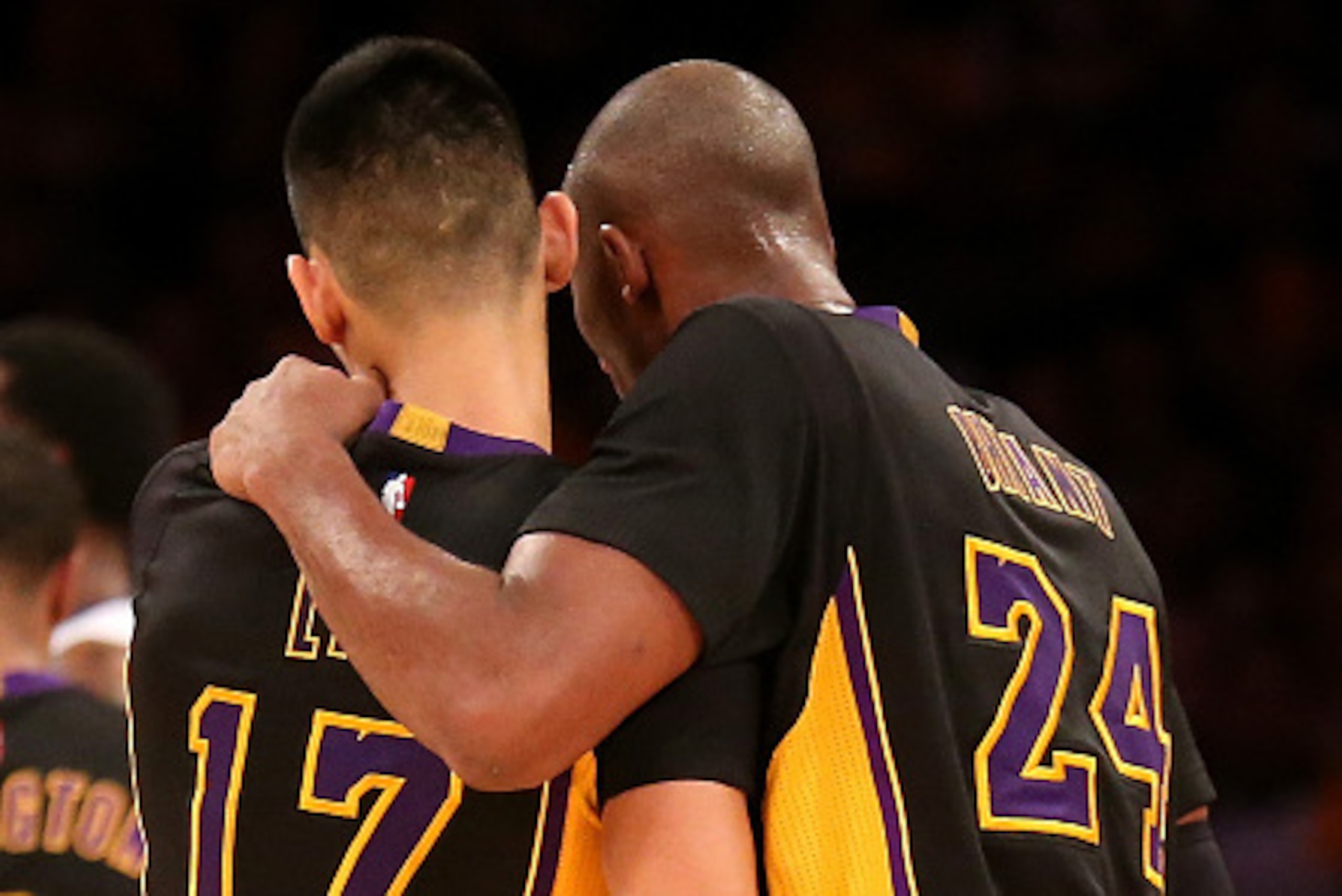 LOS ANGELES, CA - OCTOBER 31:  Kobe Bryant #24 and Jeremy Lin #17 of the Los Angeles Lakers confer during the game with the Los Angeles Clippers at Staples Center on October 31, 2014 in Los Angeles, California. The Clippers won 118-111.  NOTE TO USER: Use