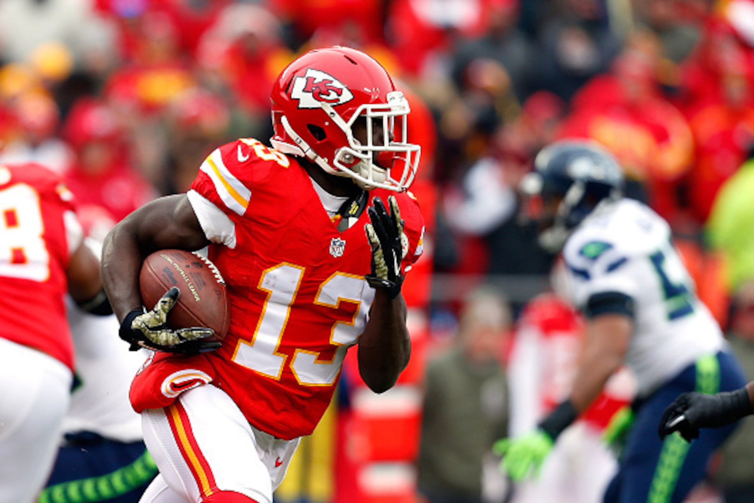 KANSAS CITY, MO - NOVEMBER 16:   De'Anthony Thomas #13 of the Kansas City Chiefs runs the ball against the Seattle Seahawks during the first half at Arrowhead Stadium on November 16, 2014 in Kansas City, Missouri.  (Photo by Wesley Hitt/Getty Images)