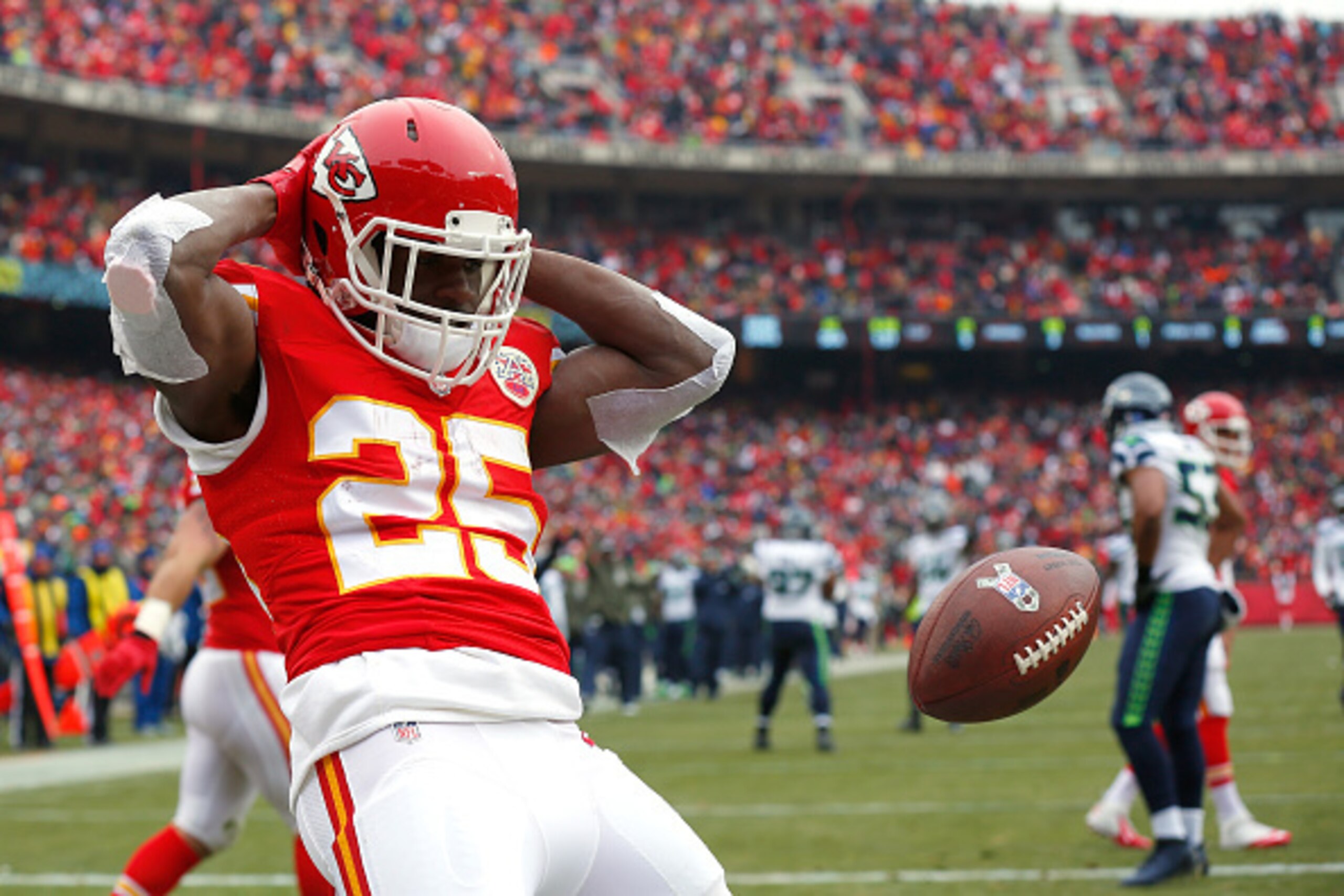 KANSAS CITY, MO - NOVEMBER 16:   Jamaal Charles #25 of the Kansas City Chiefs celebrates scoring a touchdown against the Seattle Seahawks during the first quarter at Arrowhead Stadium on November 16, 2014 in Kansas City, Missouri.  (Photo by Wesley Hitt/G