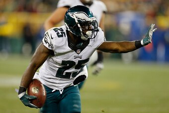 GREEN BAY, WI - NOVEMBER 16:  LeSean McCoy #25 of the Philadelphia Eagles runs the ball against the Green Bay Packers at Lambeau Field on November 16, 2014 in Green Bay, Wisconsin.  (Photo by Mike Zarrilli/Getty Images)