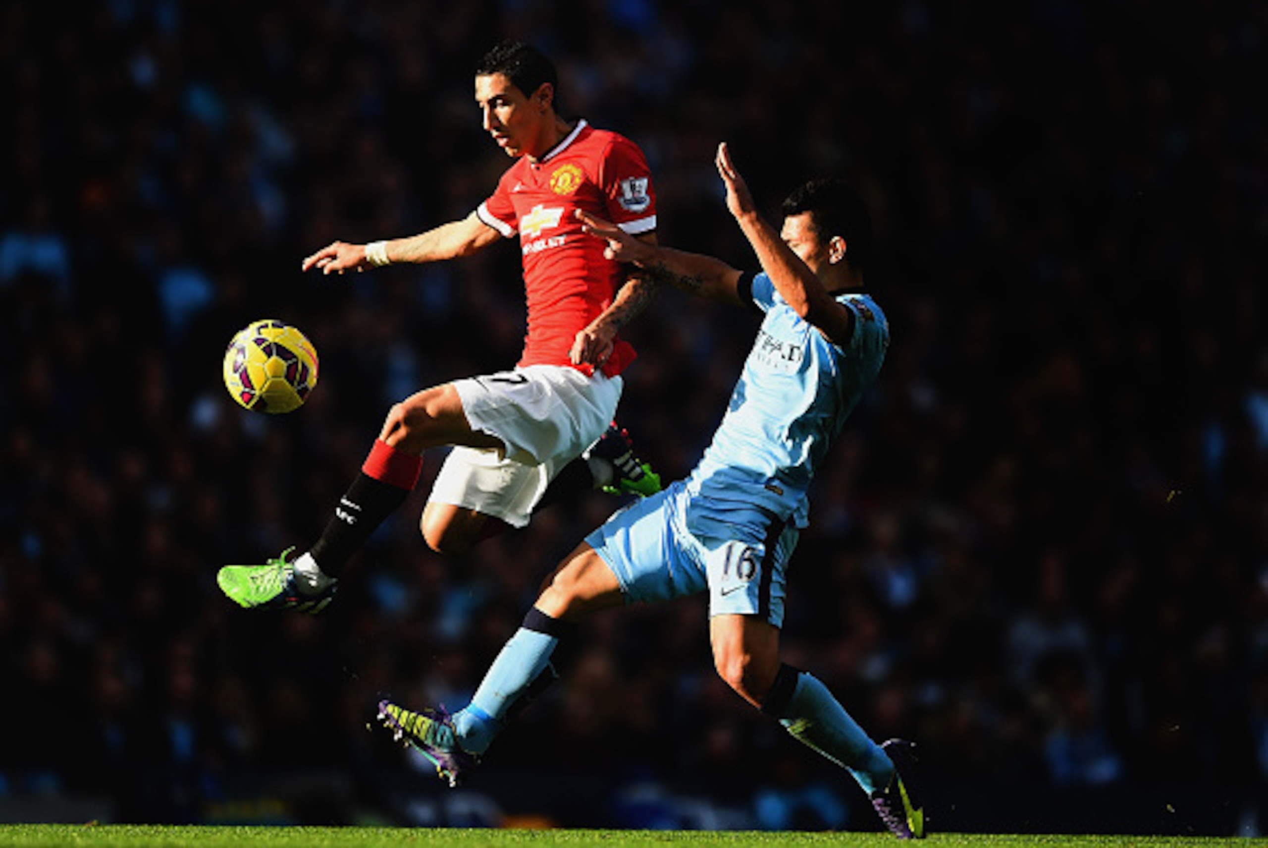 MANCHESTER, ENGLAND - NOVEMBER 02:  Sergio Aguero of Manchester City challenges Angel di Maria of Manchester United during the Barclays Premier League match between Manchester City and Manchester United at Etihad Stadium on November 2, 2014 in Manchester,