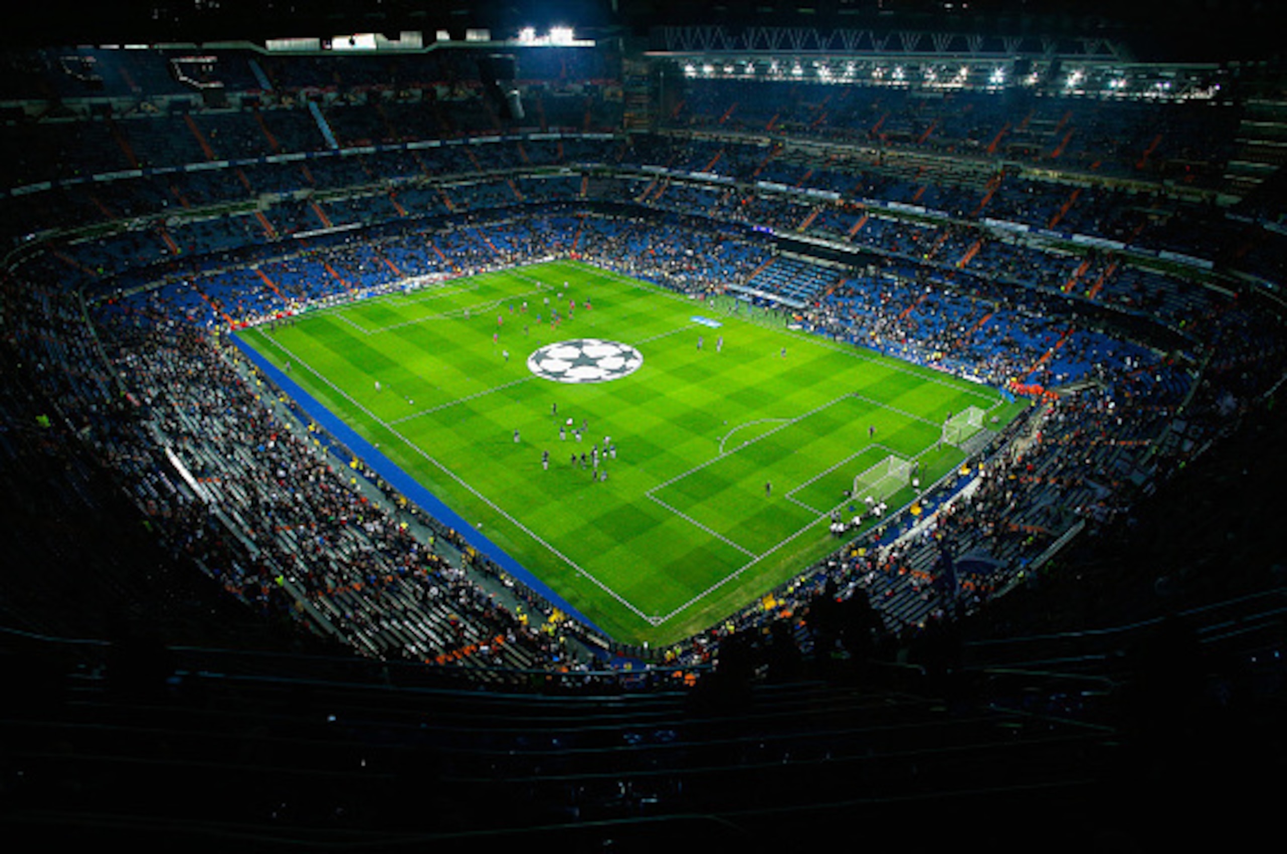 MADRID, SPAIN - NOVEMBER 04:  The teams warm up prior to the UEFA Champions League Group B match between Real Madrid CF and Liverpool FC at Estadio Santiago Bernabeu on November 4, 2014 in Madrid, Spain.  (Photo by Gonzalo Arroyo Moreno/Getty Images)