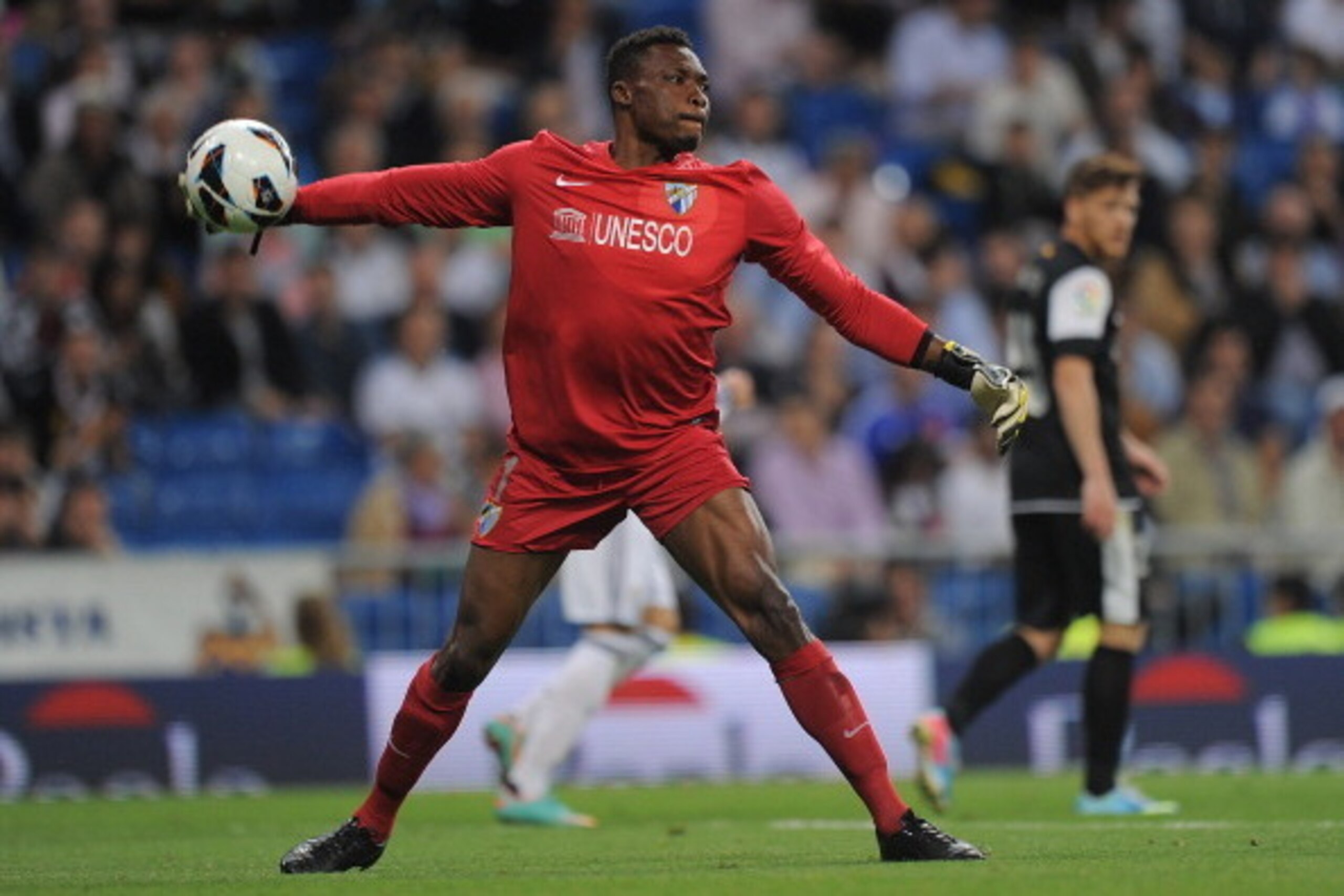 MADRID, SPAIN - MAY 08:  Carlos Kameni of Malaga CF in action during the La Liga match between Real Madrid CF and Malaga CF at estadio Santiago Bernabeu on May 8, 2013 in Madrid, Spain.  (Photo by Denis Doyle/Getty Images)