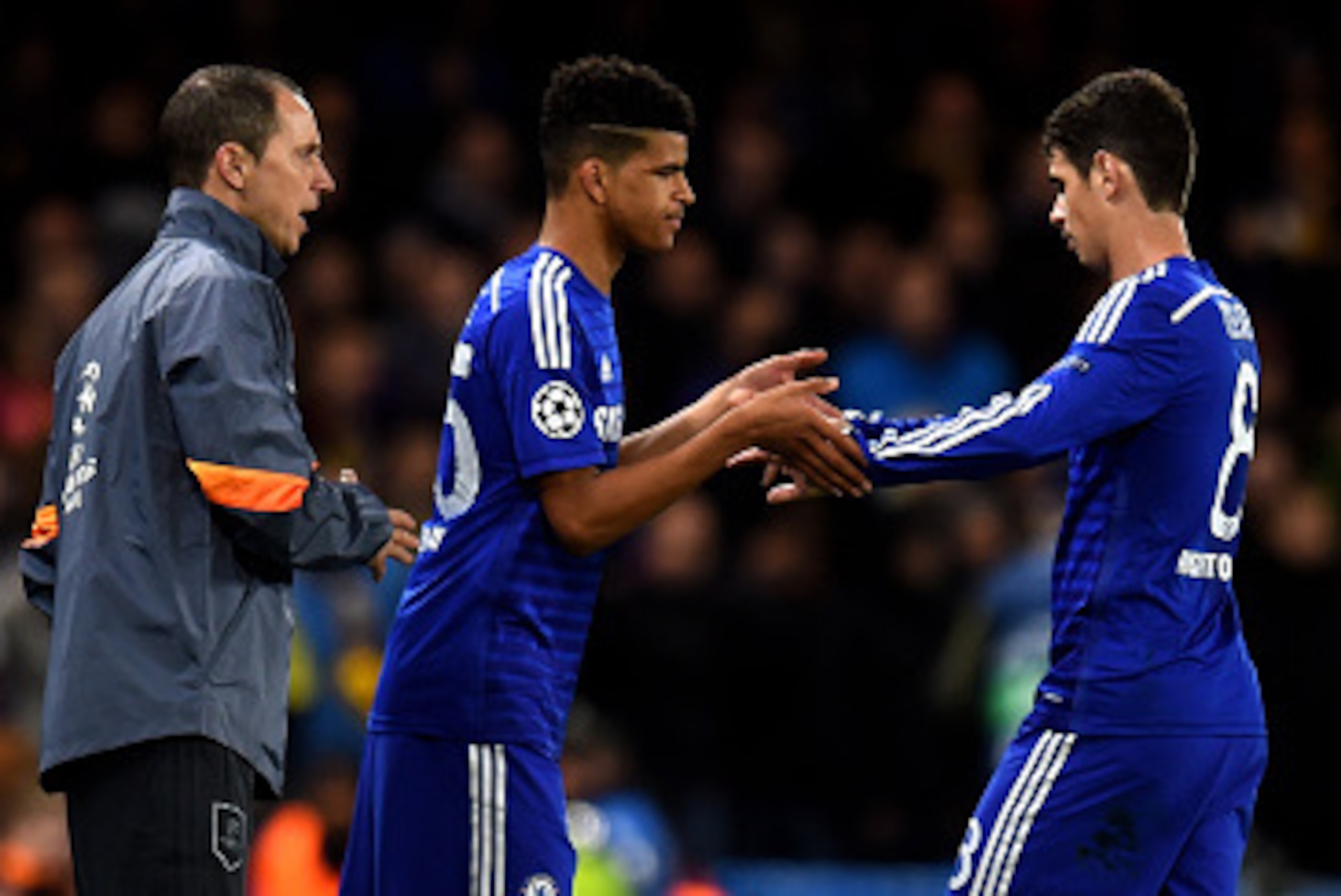 LONDON, ENGLAND - OCTOBER 21:  Dominic Solanke of Chelsea (L) comes on as a second half substitute for Oscar of Chelsea during the UEFA Champions League Group G match between Chelsea FC and NK Maribor at Stamford Bridge on October 21, 2014 in London, Unit