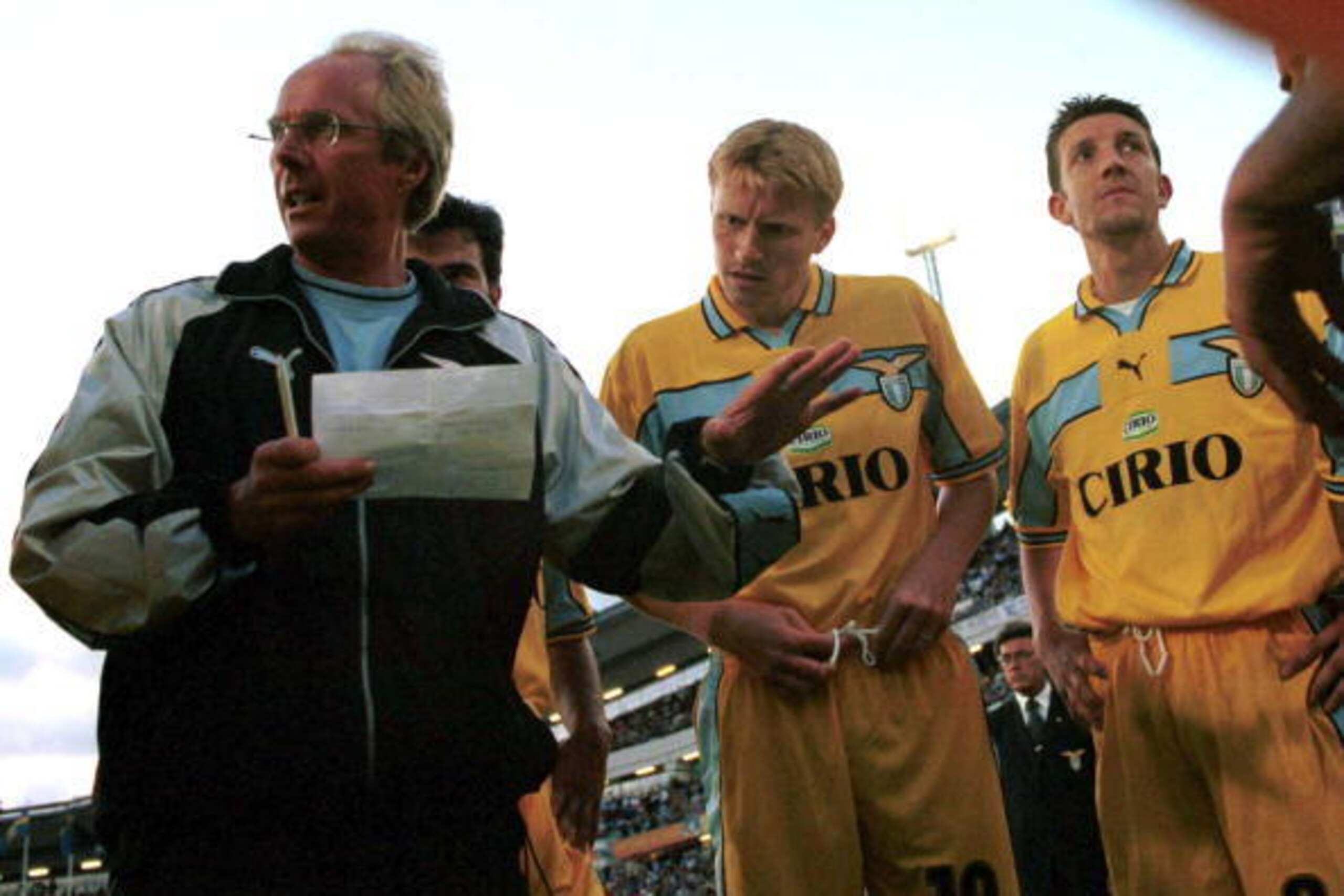 Undated:   Sven Goran Eriksson of Lazio talks tactics with his players Mandatory Credit: Grazia Neri/ALLSPORT
