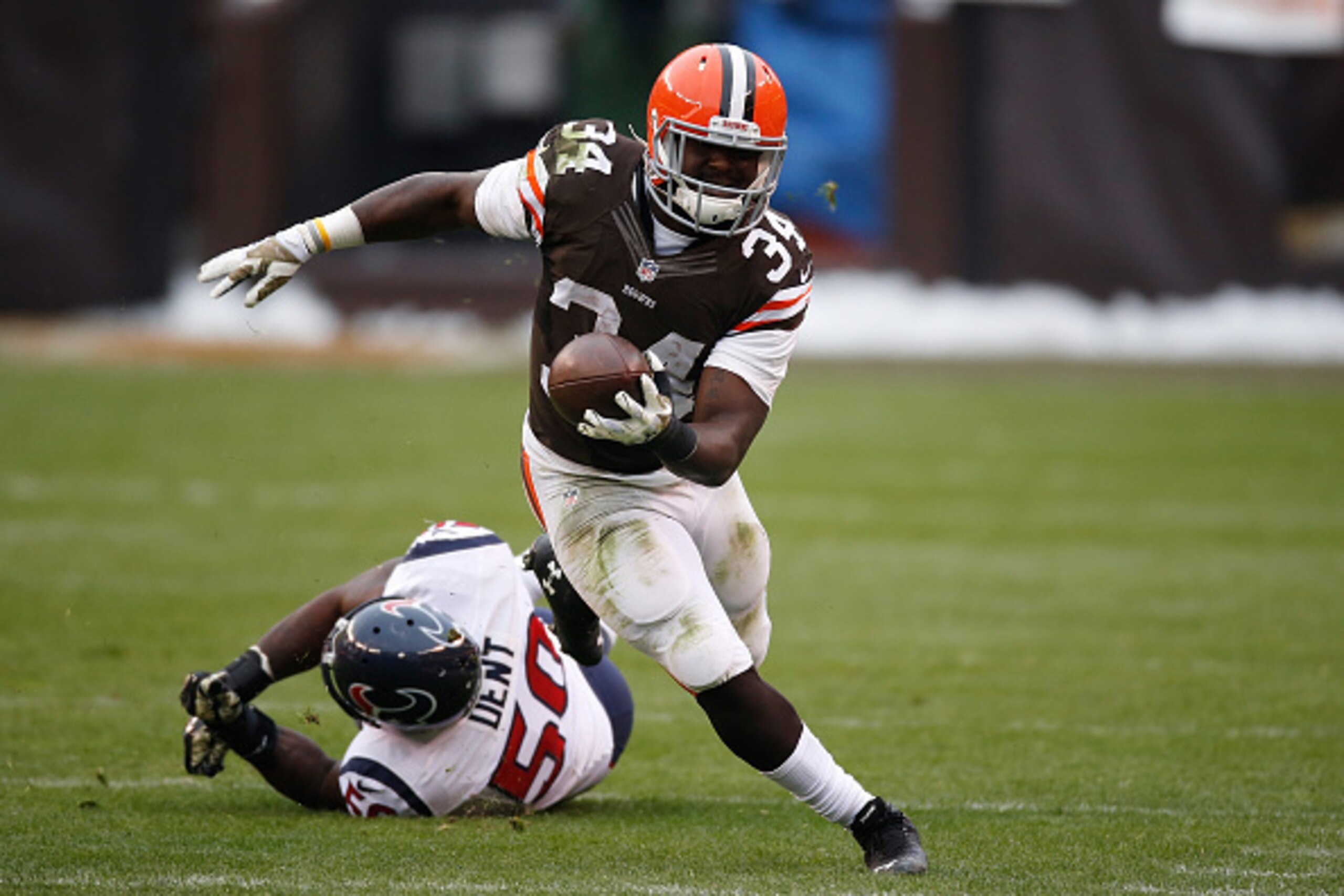 CLEVELAND, OH - NOVEMBER 16:  Isaiah Crowell #34 of the Cleveland Browns carries the ball in front of a diving Akeem Dent #50 of the Houston Texans during the third quarter at FirstEnergy Stadium on November 16, 2014 in Cleveland, Ohio.  (Photo by Gregory